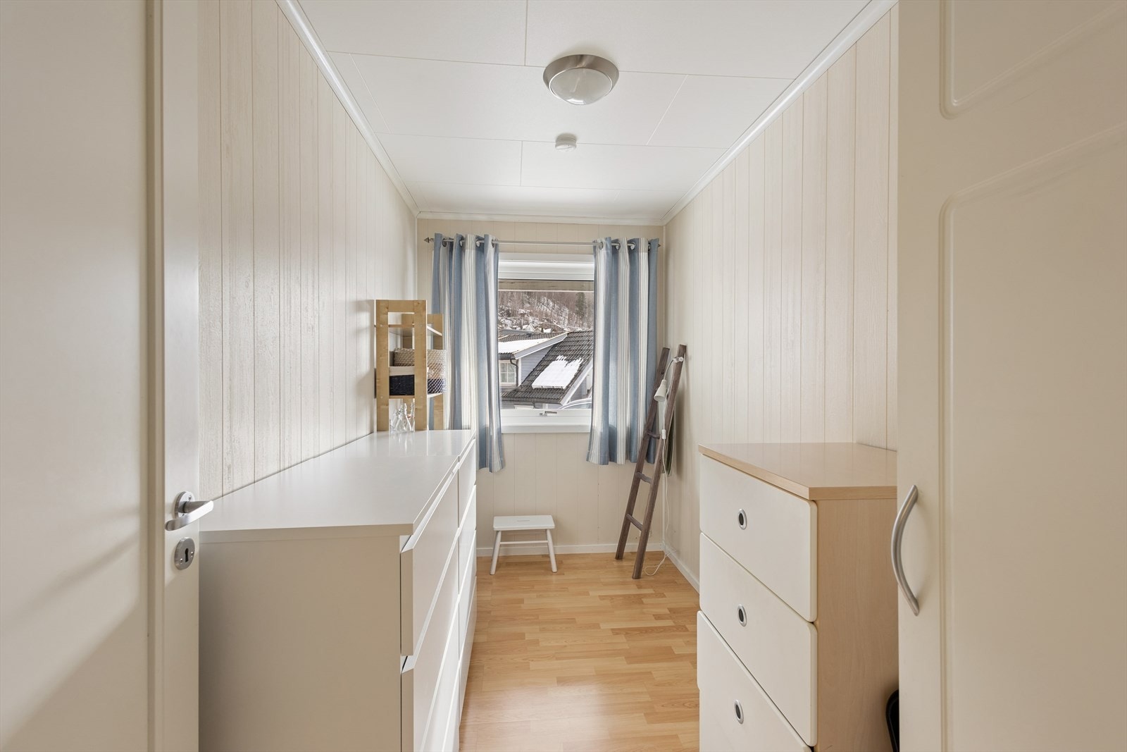 Tre av soverommene ligger i underetasjen. Galleribilde