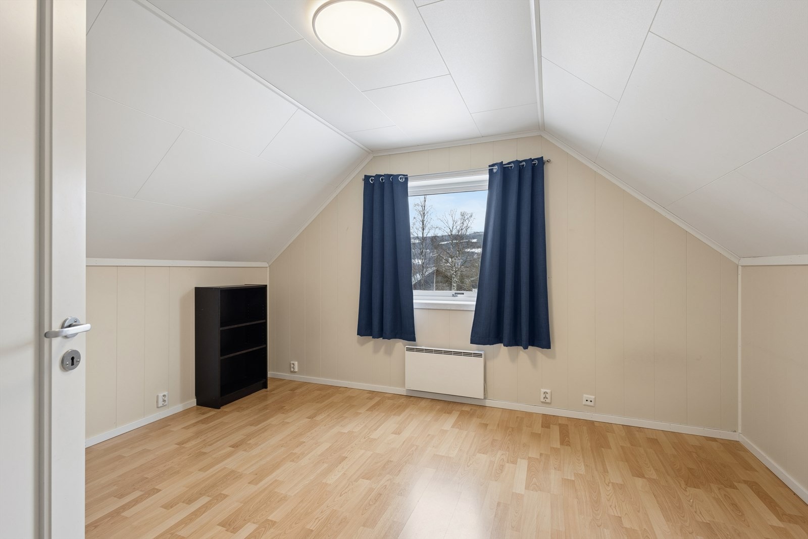 Lyst og romslig soverom i 2.etasje. Galleribilde