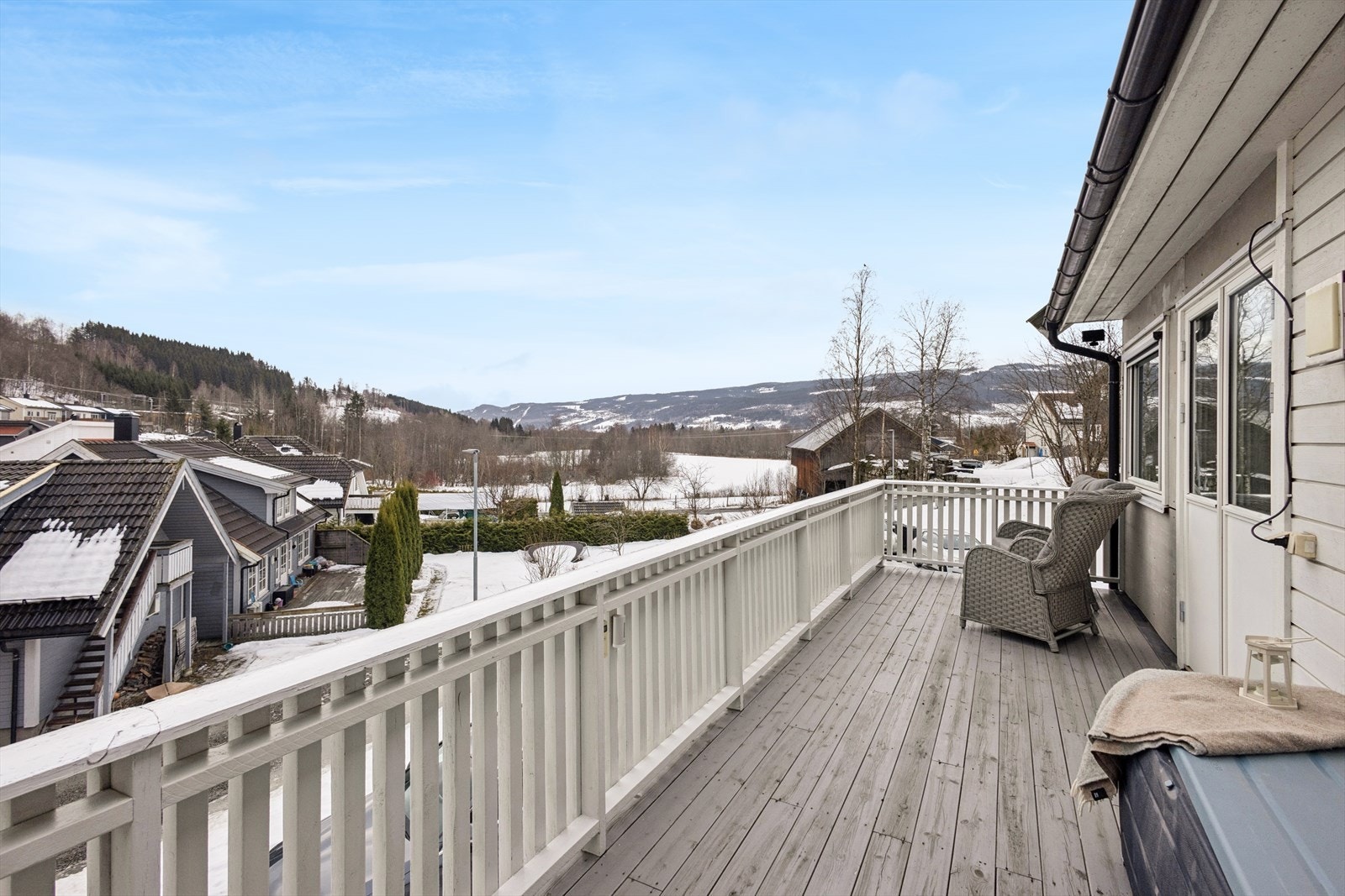 Fra stuen er det utgang til en solrik veranda på 21 kvm som gir en hyggelig uteplass med fint utsyn. Galleribilde