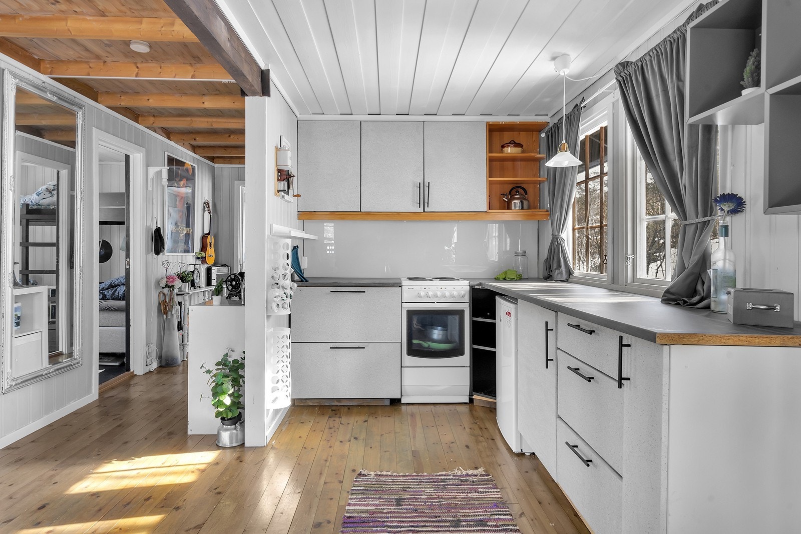 Praktisk kjøkken med frittstående hvitevarer på gass Galleribilde