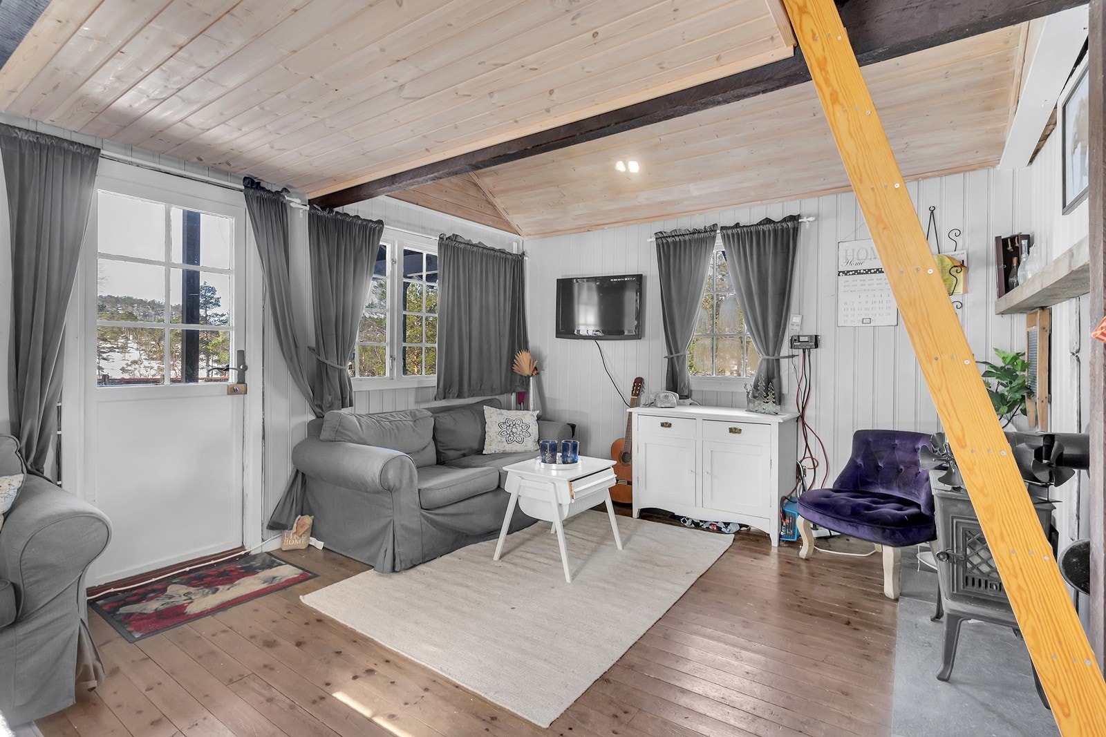 Fra stua er det utgang til solrik veranda Galleribilde