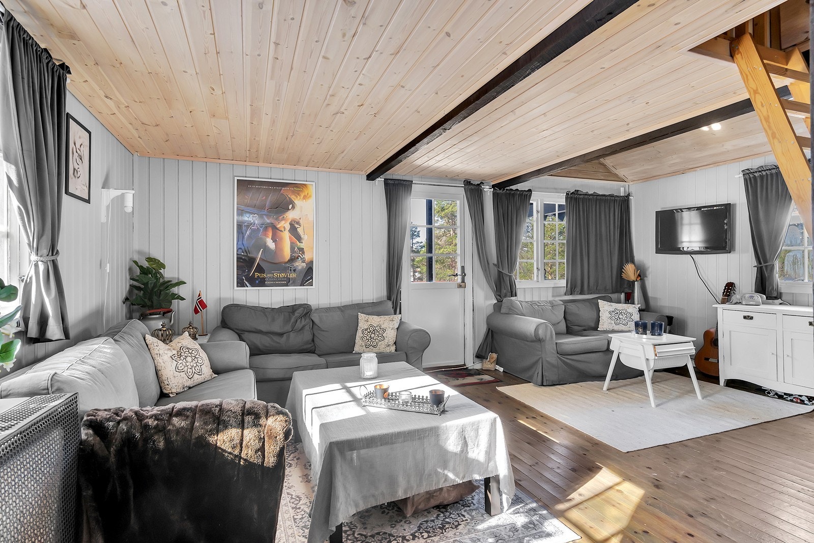 Koselig stue med plass til sofagruppe og spisebord Galleribilde