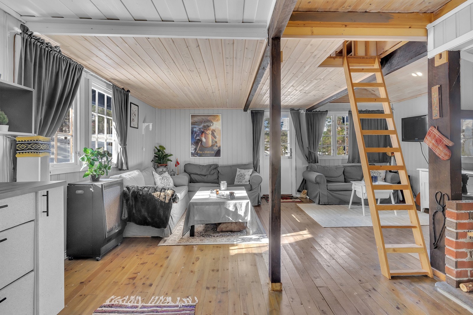 Trappeoppgang fra stue til hems Galleribilde