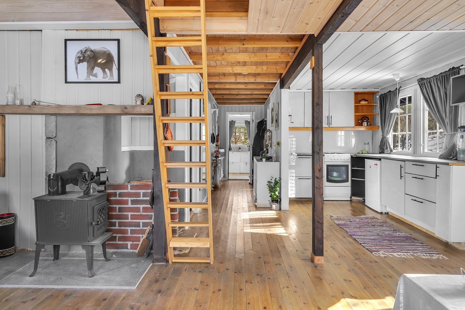 Vedovn som gir lun og god varme på vinterstid Galleribilde