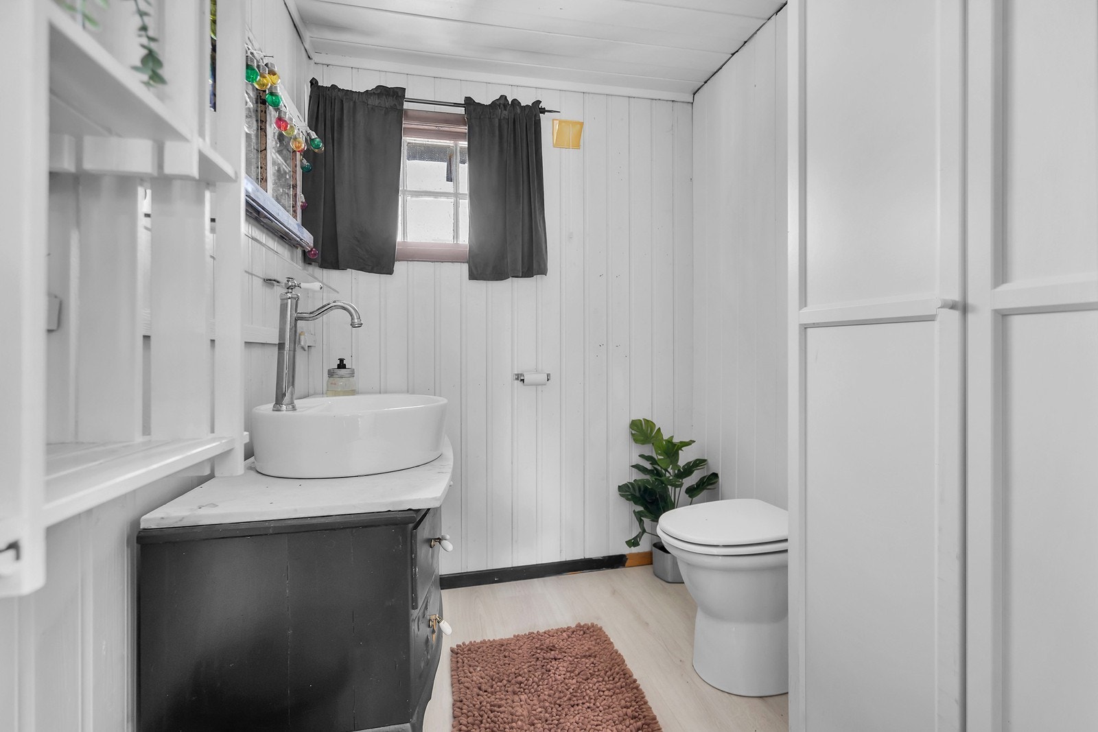 Det er biotoalett med flere kamre på hytta Galleribilde