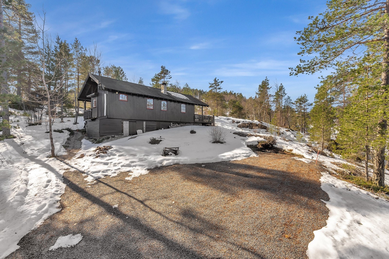 Bilvei helt frem til hytta og parkering like utenfor Galleribilde