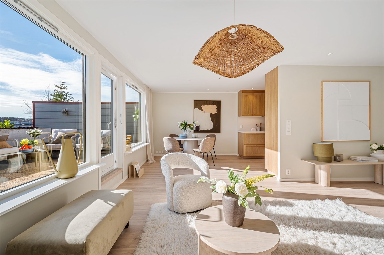 - Leiligheten har et BRA-i på 114m² og inneholder entré/gang, vaskerom, 2 bad, 4 soverom, trapp/gang, og stue/kjøkken - Galleribilde