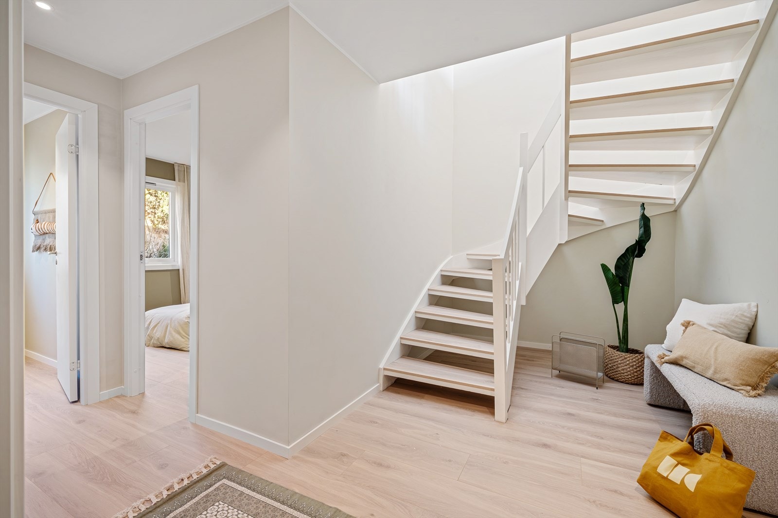 - Romslig entré/gang i underetasjen - Galleribilde