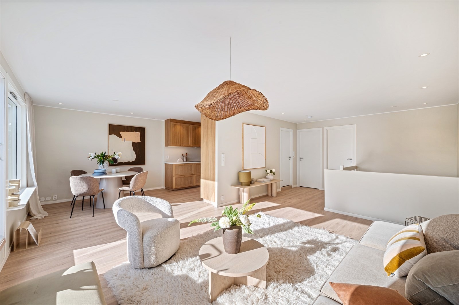 - Gjennomgående lik laminat på gulv gir en rød tråd gjennom boligen og skaper et nydelig helhetsinntrykk - Galleribilde