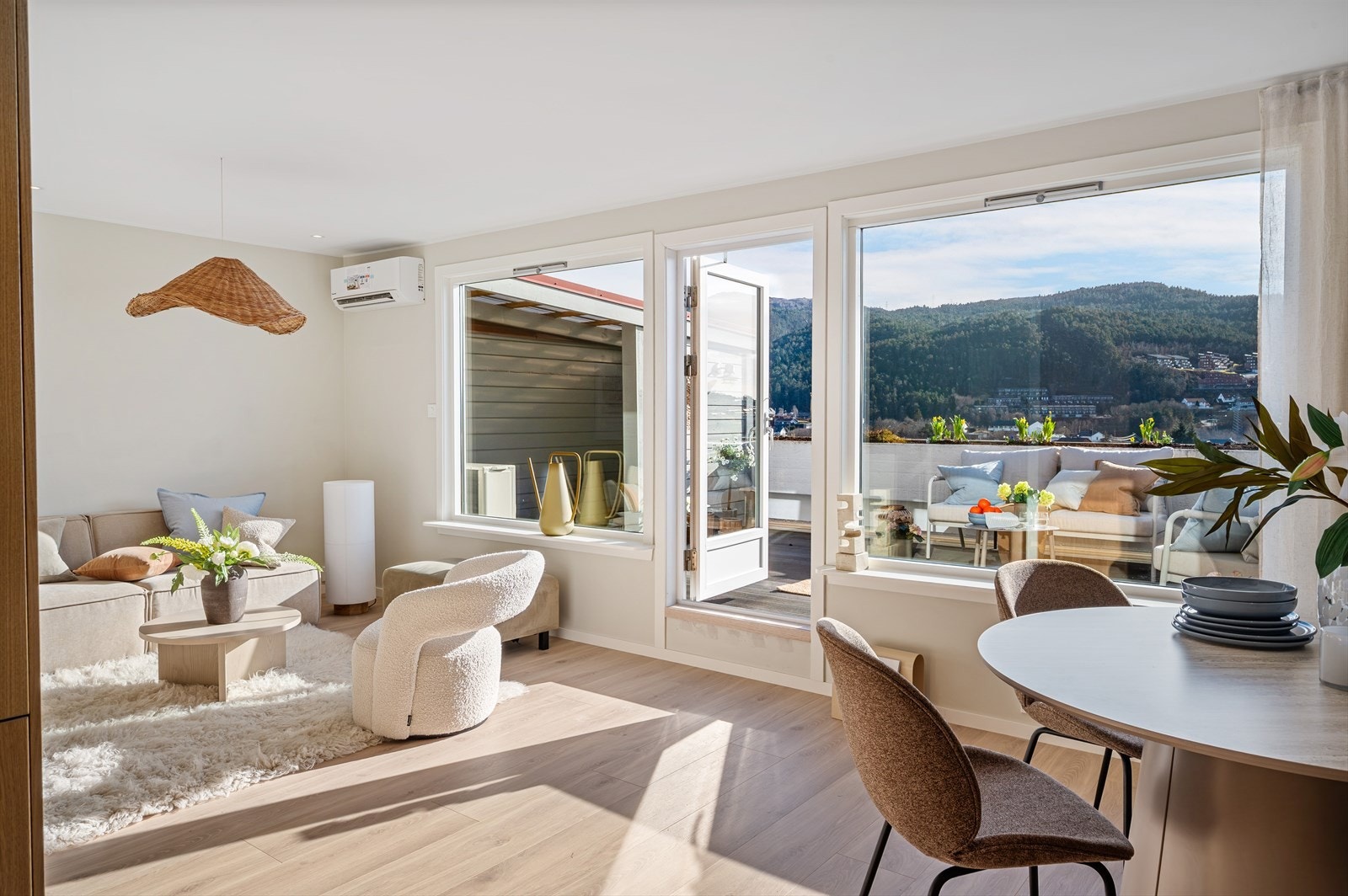 - Boligens store vindusflater slipper inn rikelig med naturlig lys - Galleribilde