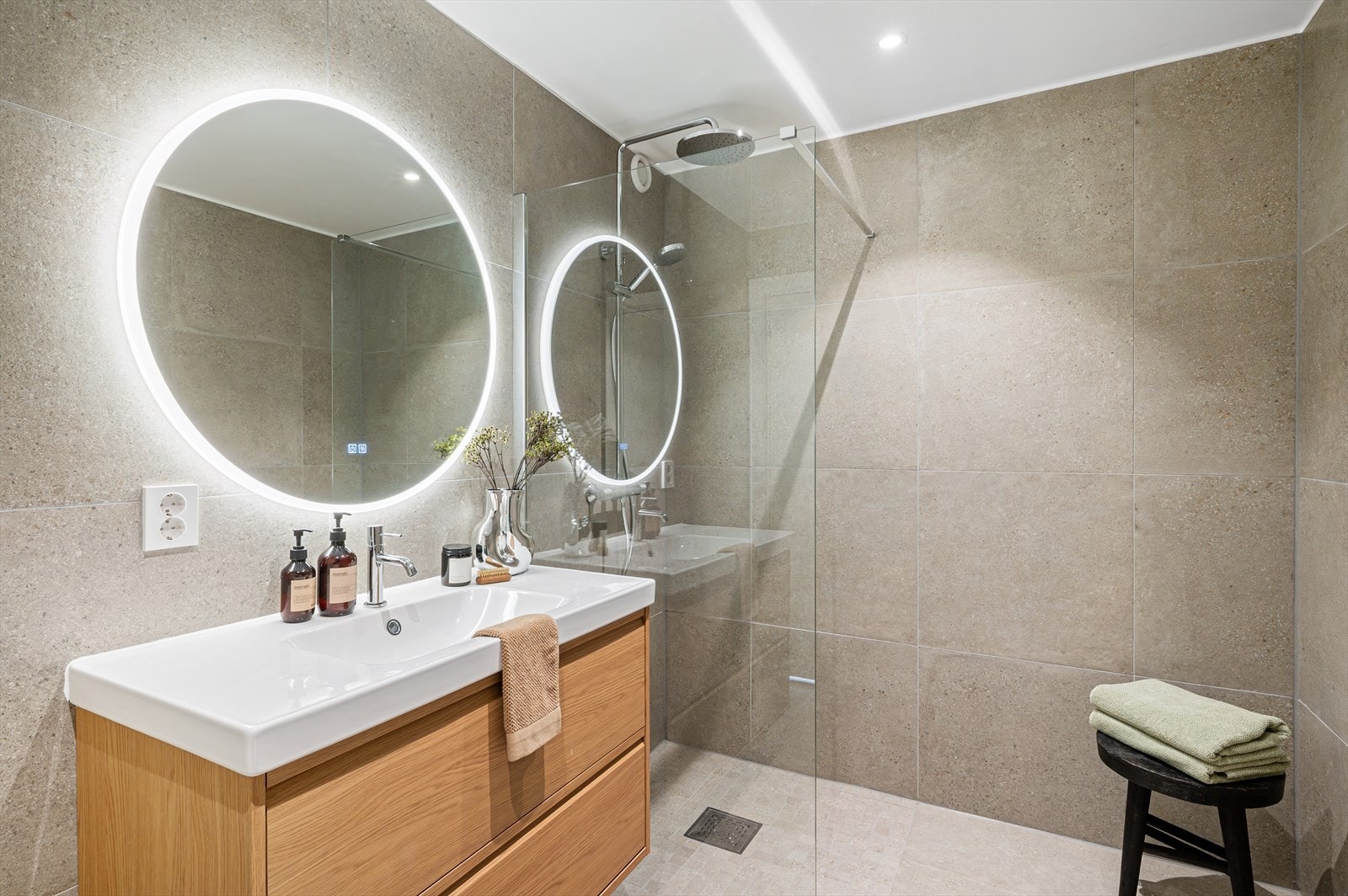 - Badet i hovedetasjen måler 5m² - Galleribilde