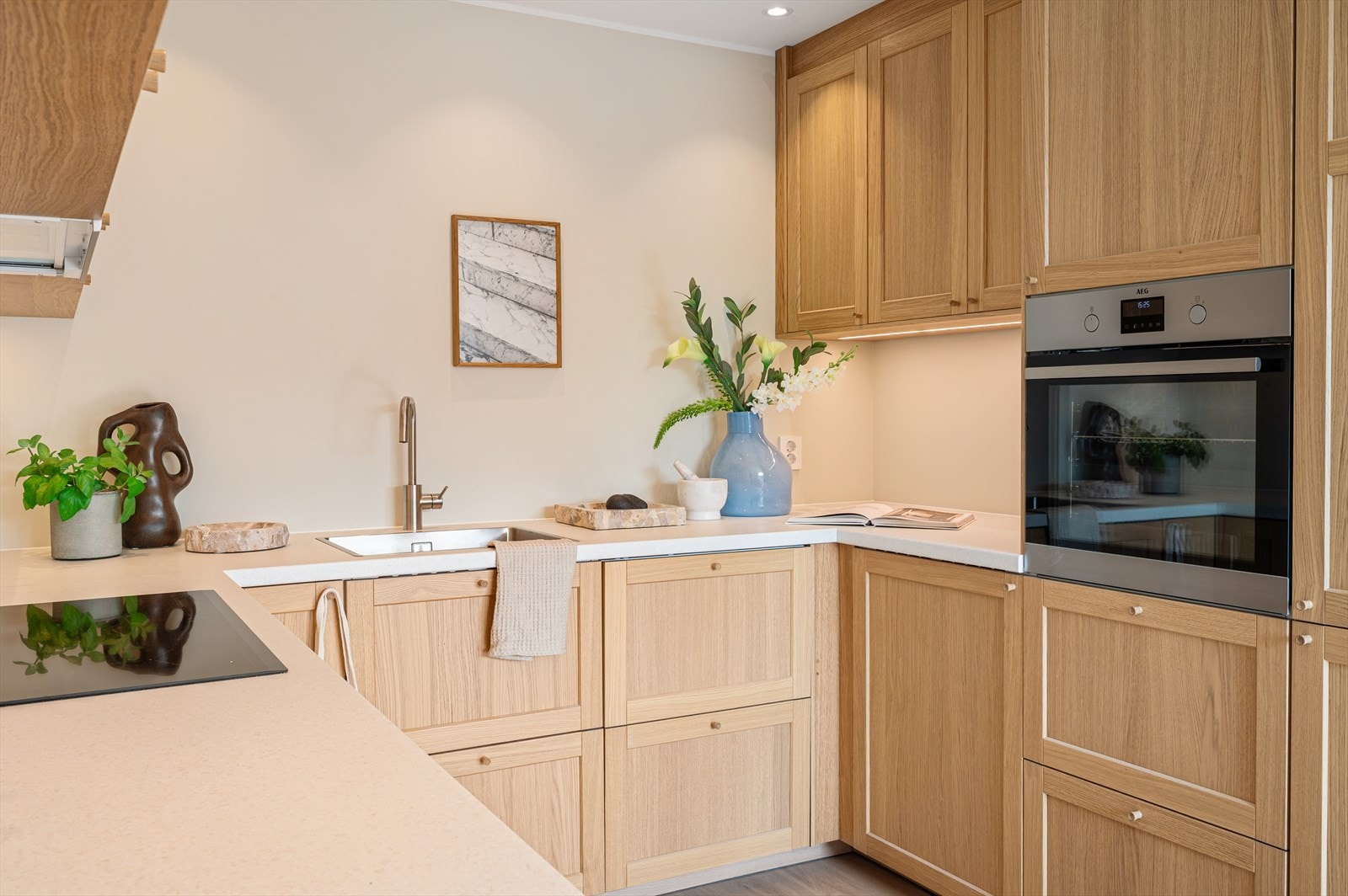 - Ny eier får gleden av integrert platetopp m/ induksjon, stekeovn, kombiskap og oppvaskmaskin (Deler av kjøkken er opprinnelig byggemeldt som klær/bod) - Galleribilde