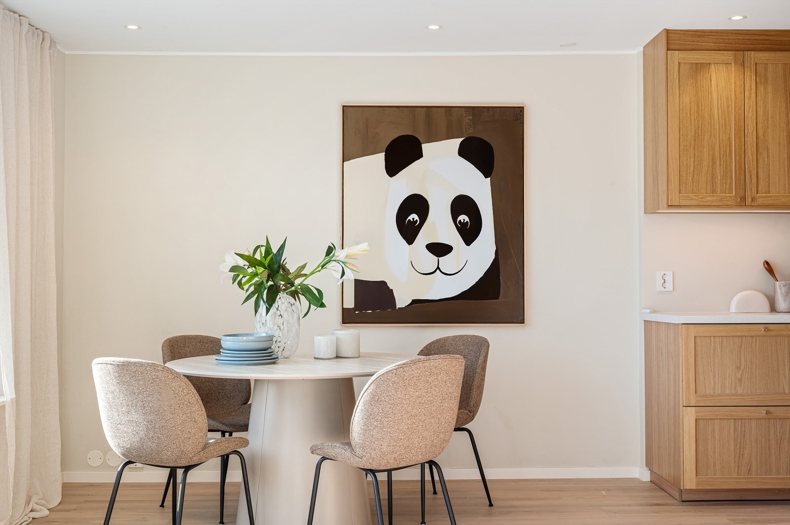 - Utformingen av stue/kjøkken gjør det enkelt å innrede med sofa- og spisegruppe i hver sin naturlige sone - Galleribilde