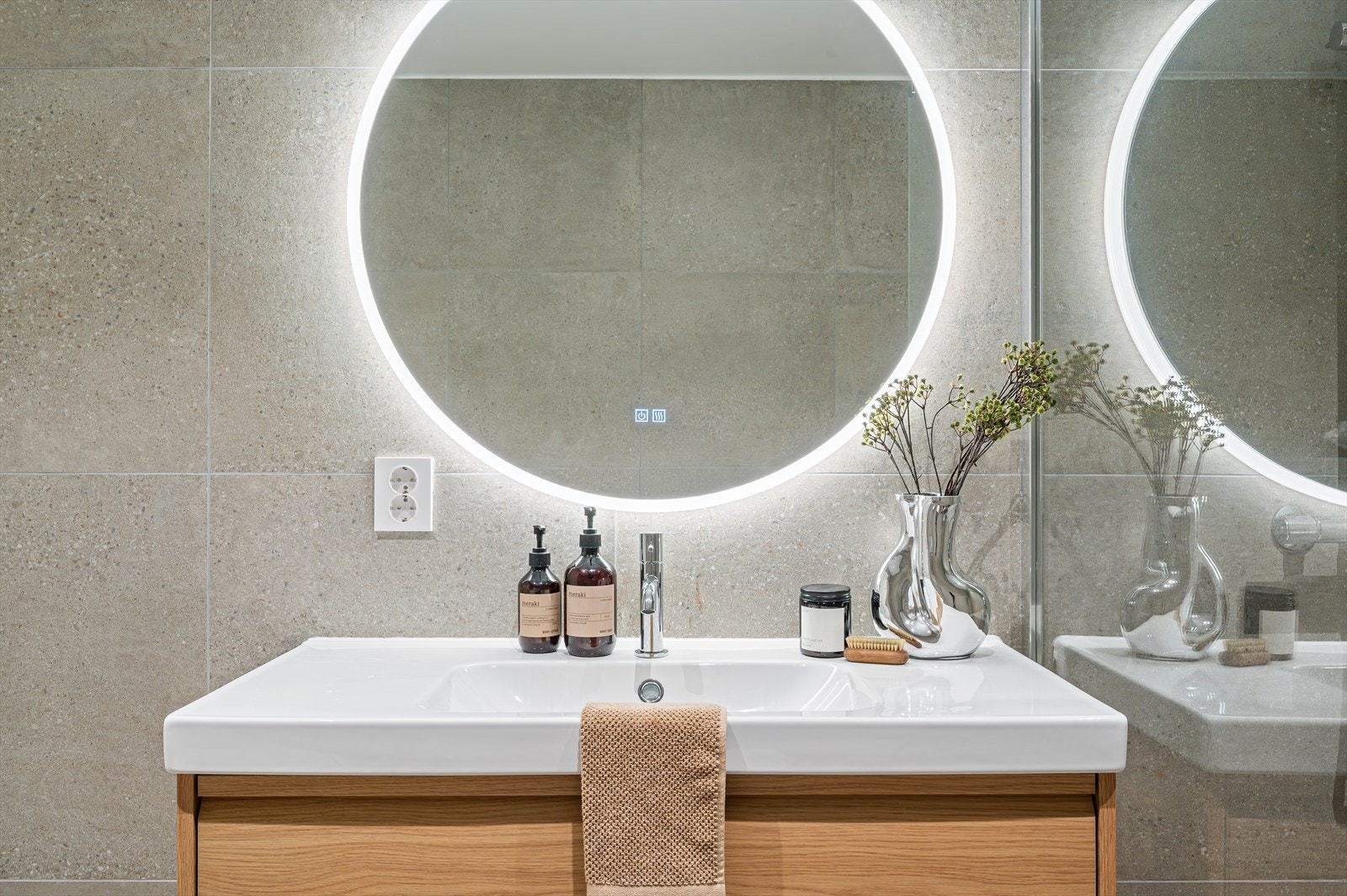 - Badet er innredet med vegghengt toalett, benkeskap med servant og dusjevegg i glass. Badet har gulvvarme - Galleribilde