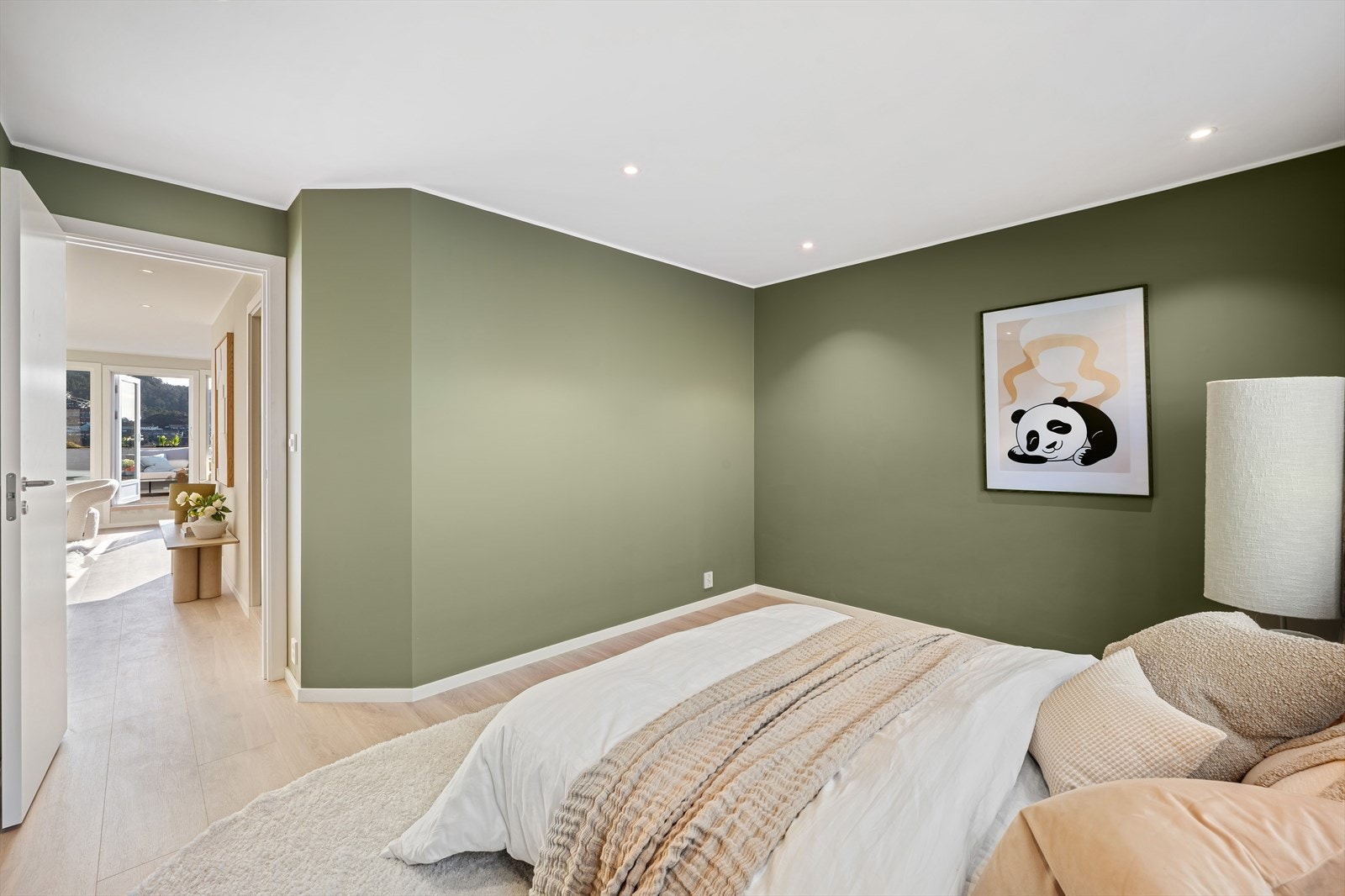 - Her har man god plass til dobbeltseng i ønsket størrelse og tilhørende møblement - Galleribilde