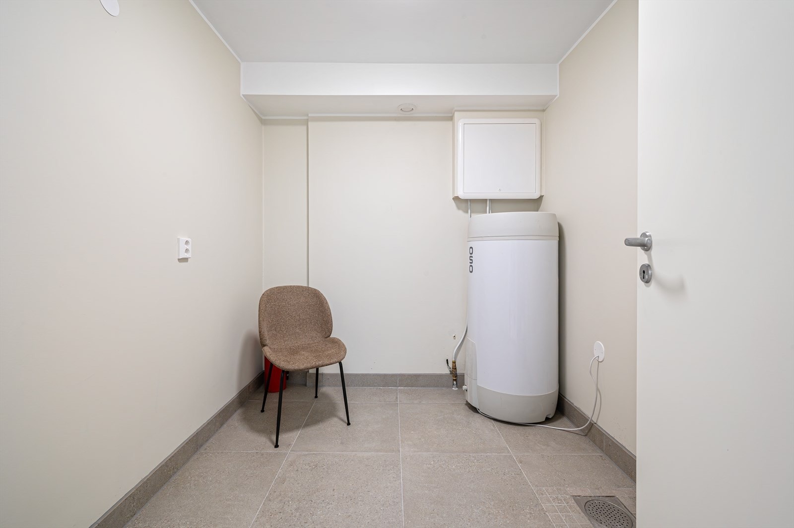 - Vaskerommet i underetasje måler 5,5m². Her er sluk, og plass til både vaskemaskin og tørketrommel - Galleribilde