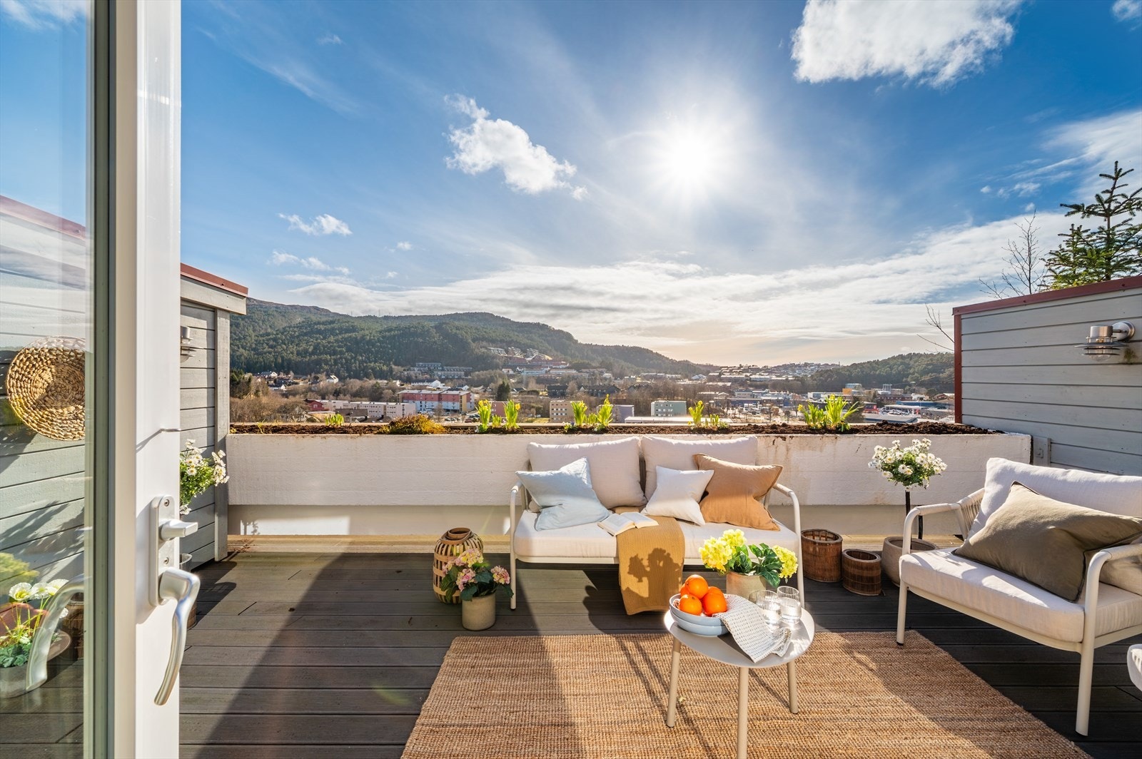 - Fra stuen er det direkte adkomt til en herlig balkong - Galleribilde