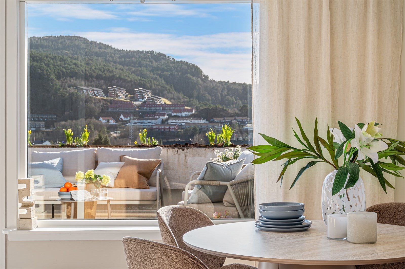 - Nyt utsikten mot flott natur fra middagsbodet - Galleribilde