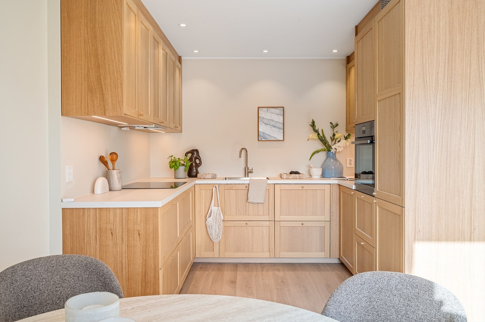 - Lekker kjøkkeninnredning med profilerte fronter og benkeplate i laminat (Deler av kjøkken er opprinnelig byggemeldt som klær/bod) - Galleribilde