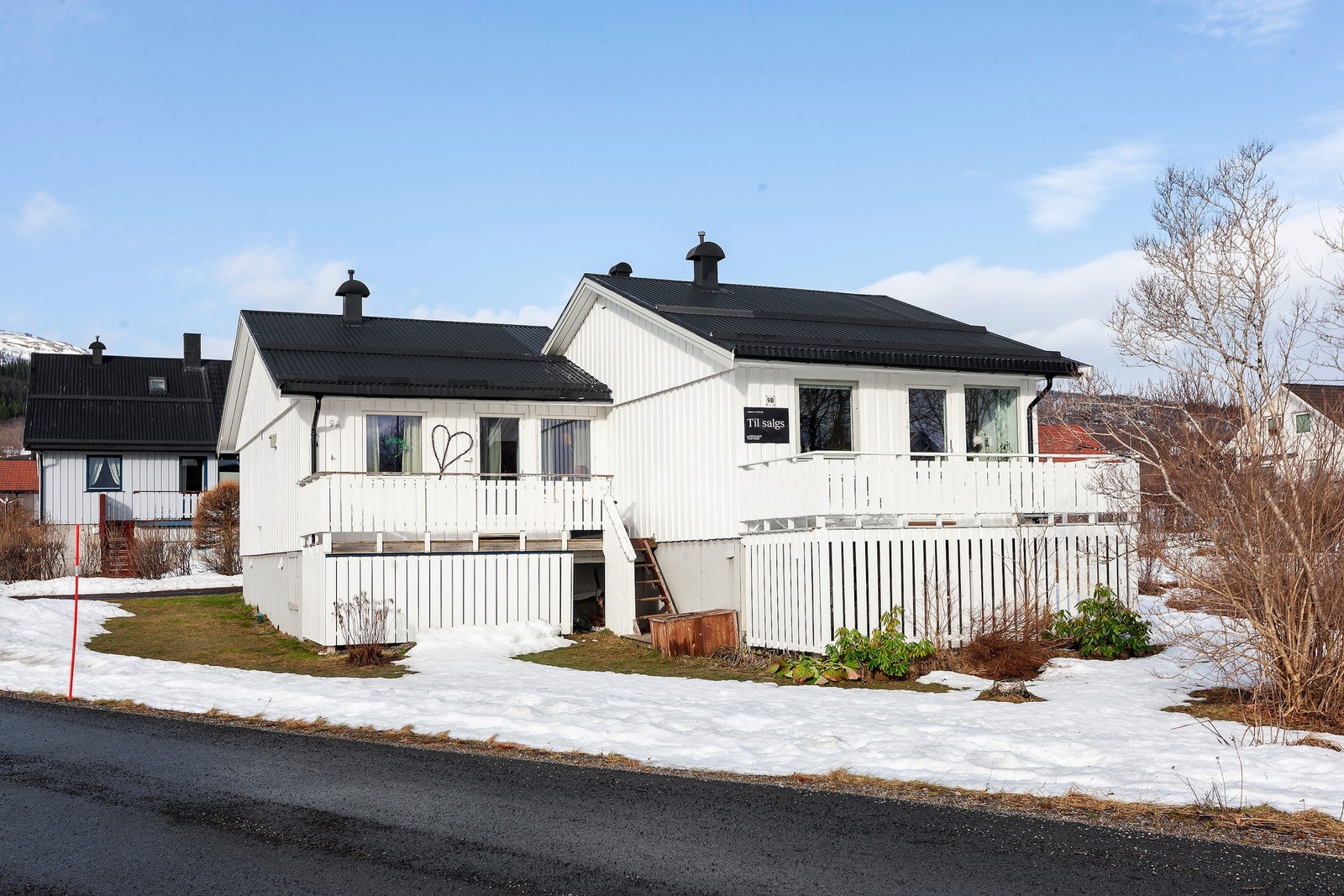 Boligen har egen terrasse og hage rundt eiendommen. Galleribilde