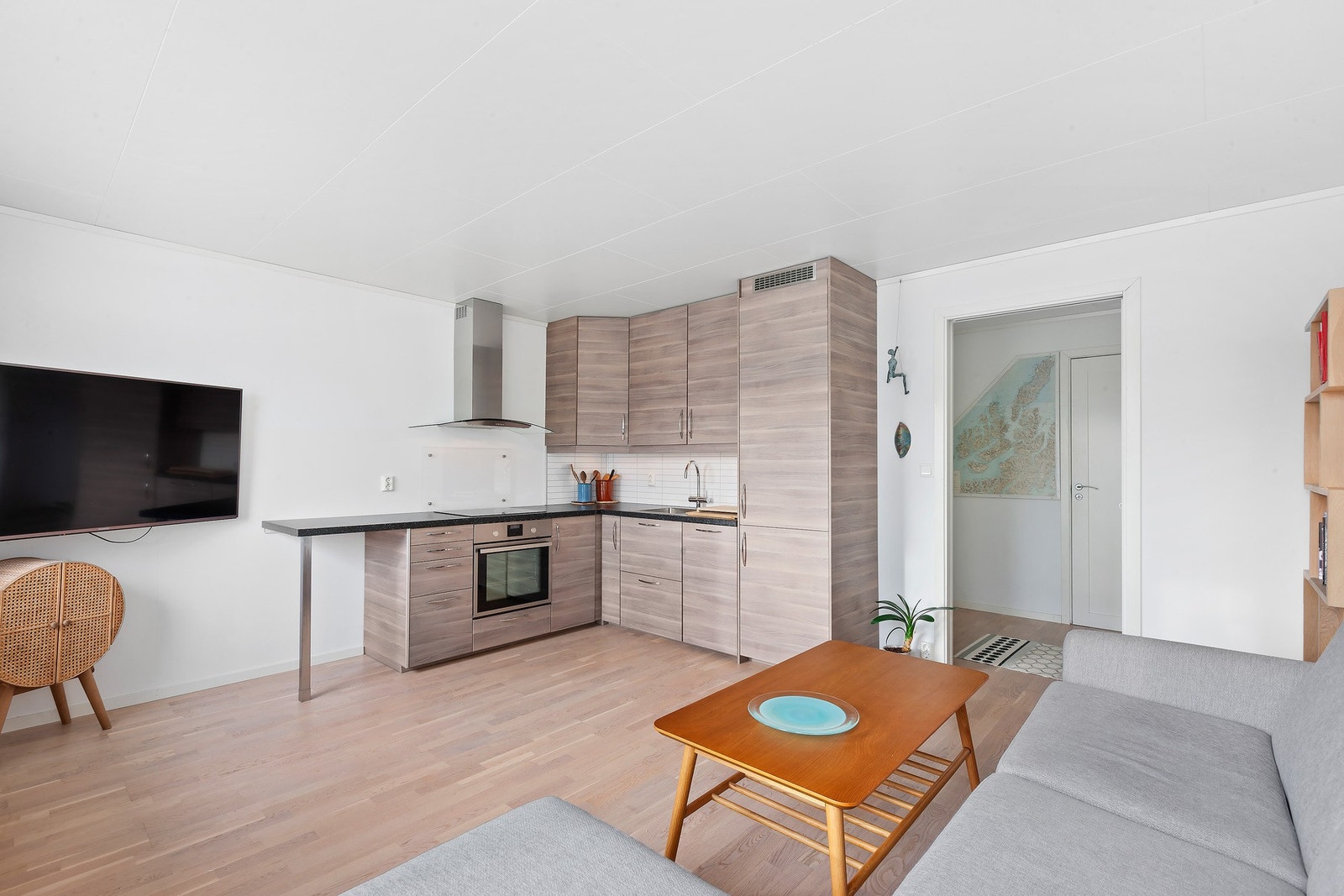 Stue/kjøkken er utført i lyse og tiltalende fargevalg. Galleribilde