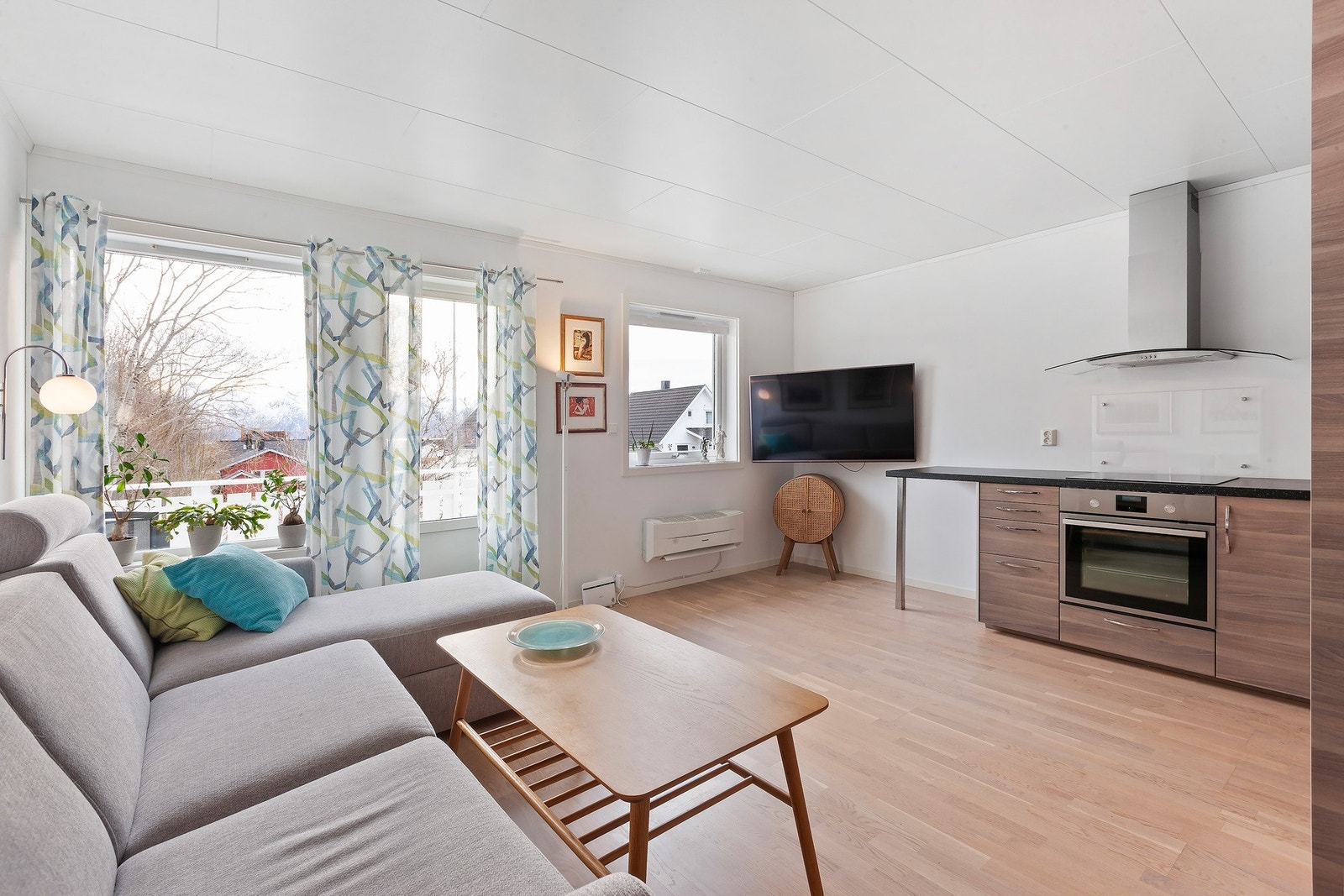 Stue med åpen kjøkkenløsning og plass til sofagruppe. Galleribilde