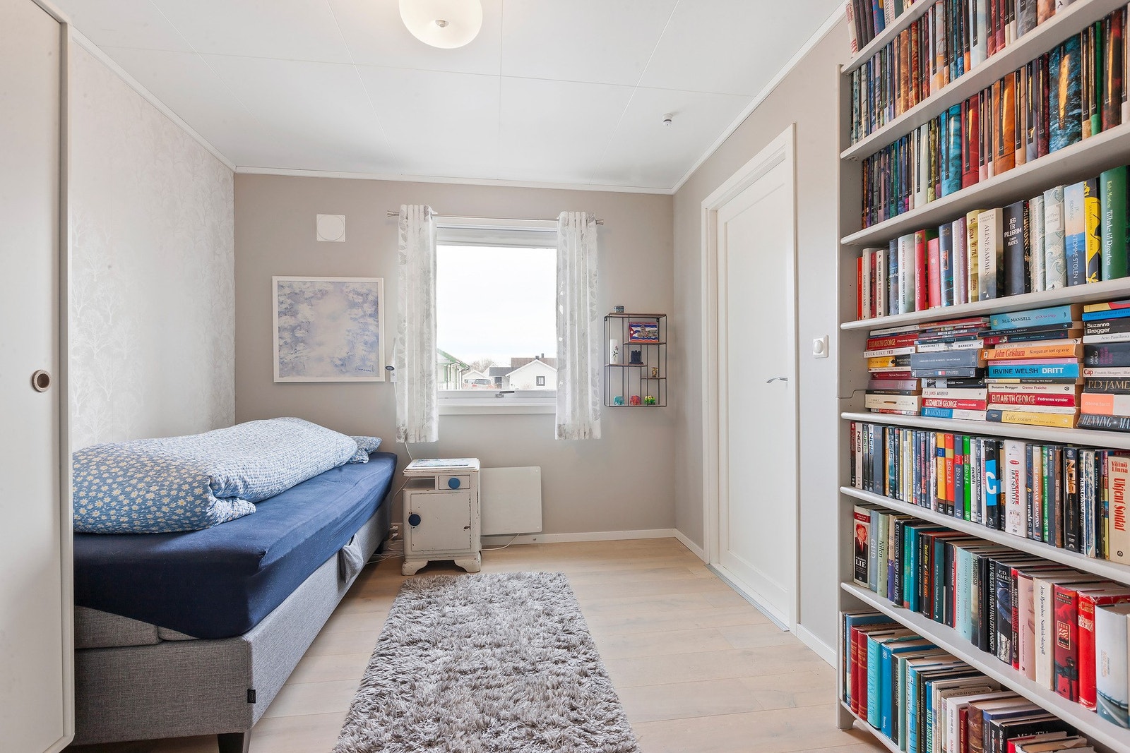 Soverom av grei størrelse med nøytrale farger. Galleribilde