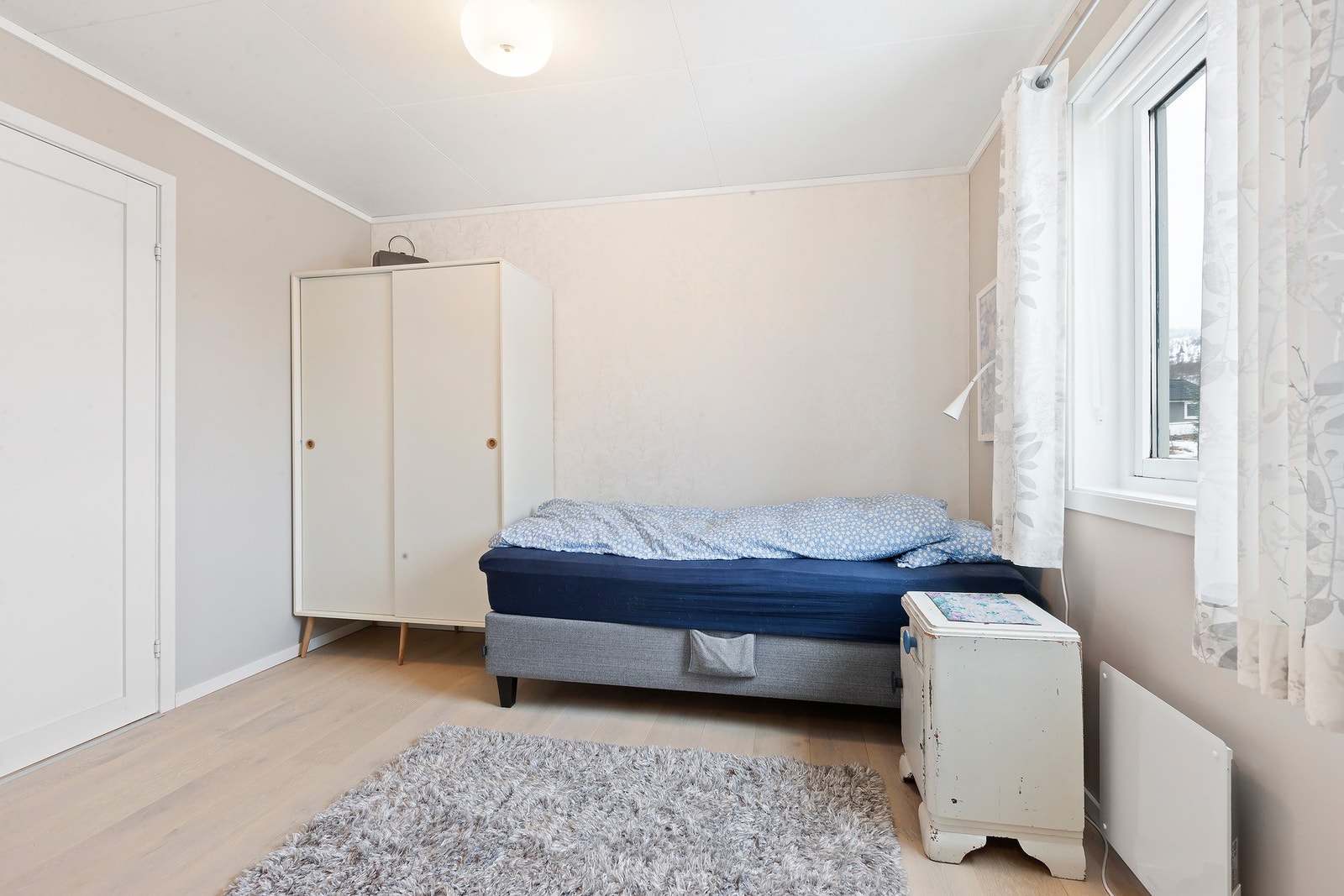 Soverom med plass til seng, garderobeskap og nattbord. Galleribilde