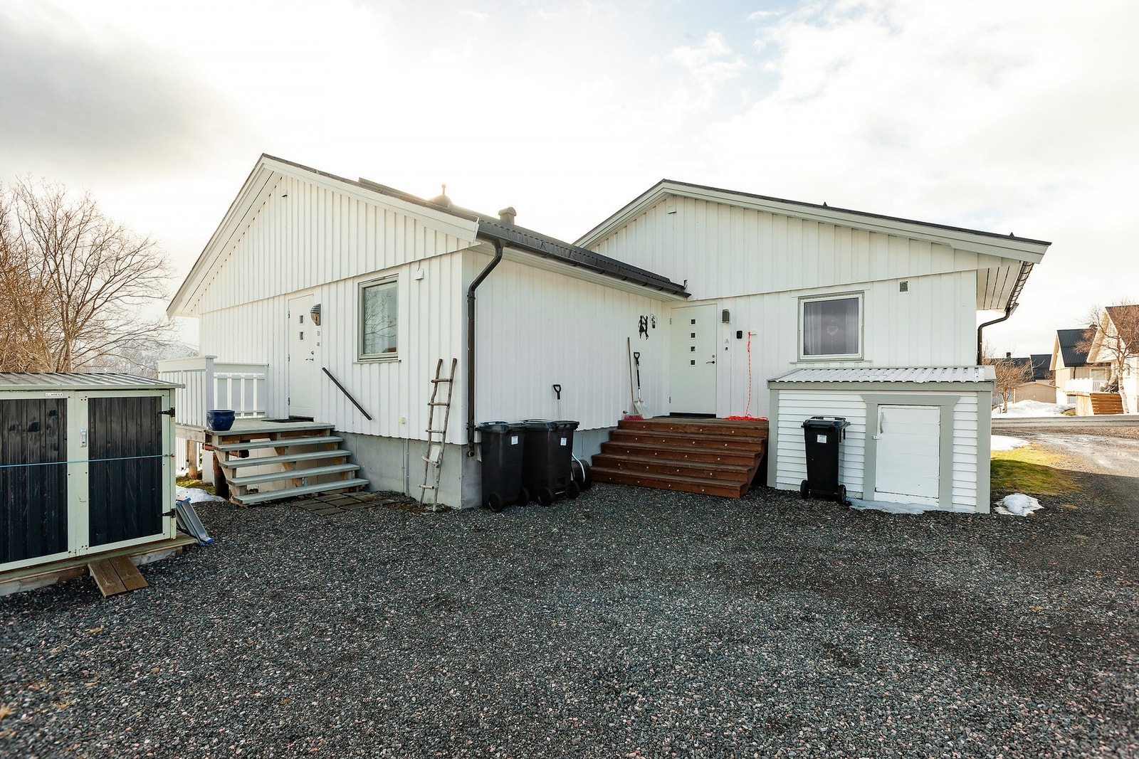 Parkeringsplass ved inngangspartiet. Galleribilde