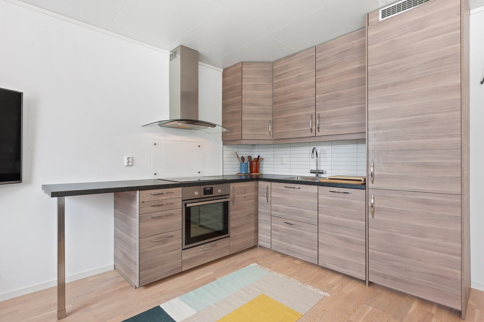 Moderne kjøkken med god skap- og benkeplass. Galleribilde