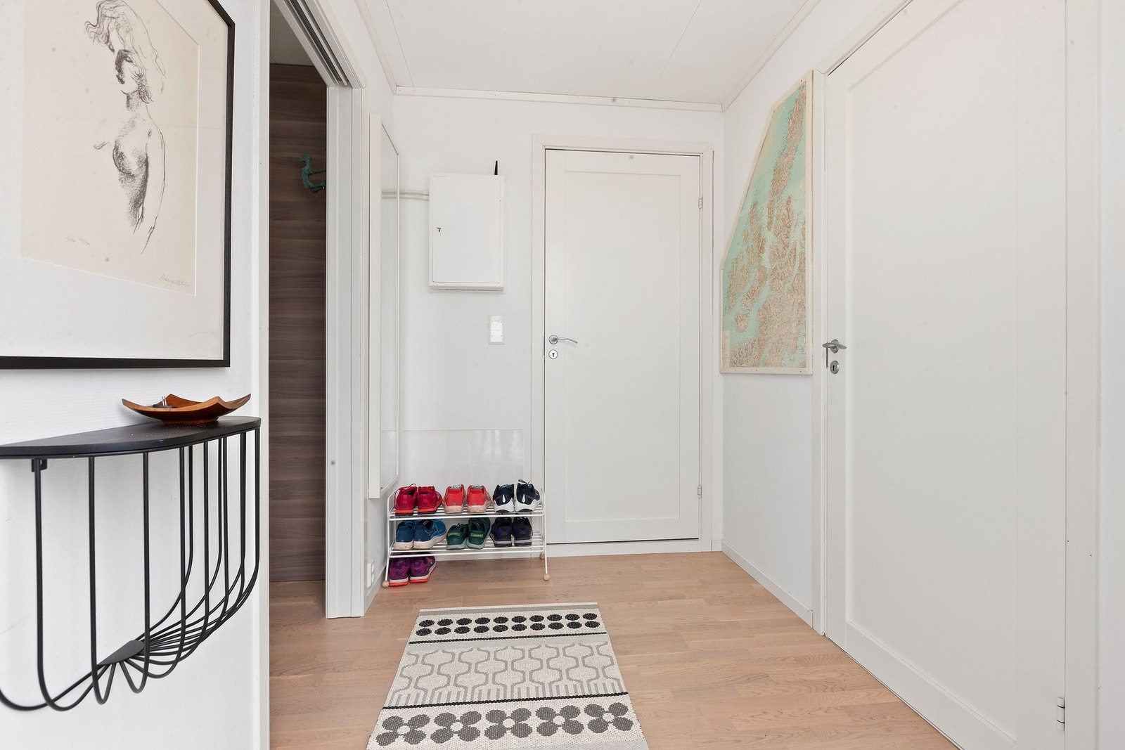 Entré med plass til oppbevaring av sko og yttertøy. Galleribilde