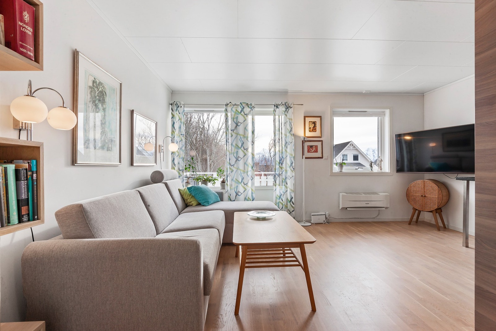 Store vindusflater gir godt med lysinnslipp. Galleribilde