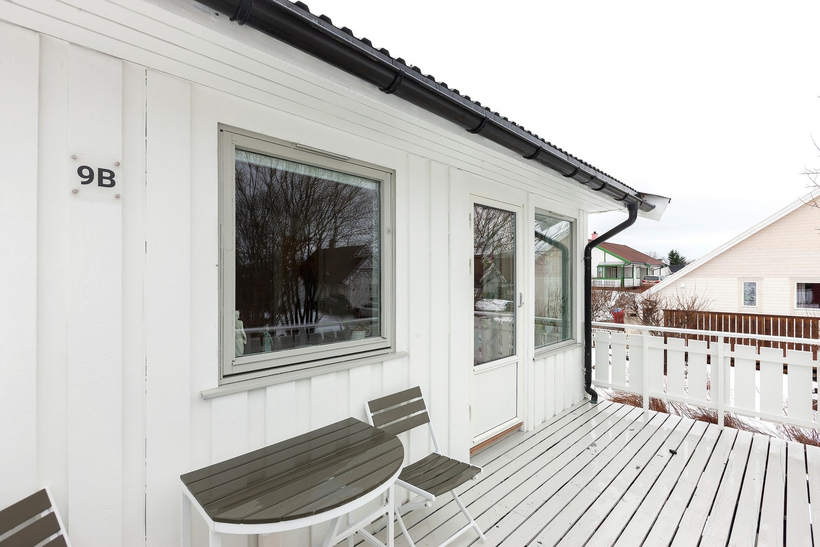 Uteplass med plass til sittegruppe og adkomst fra boligen. Galleribilde