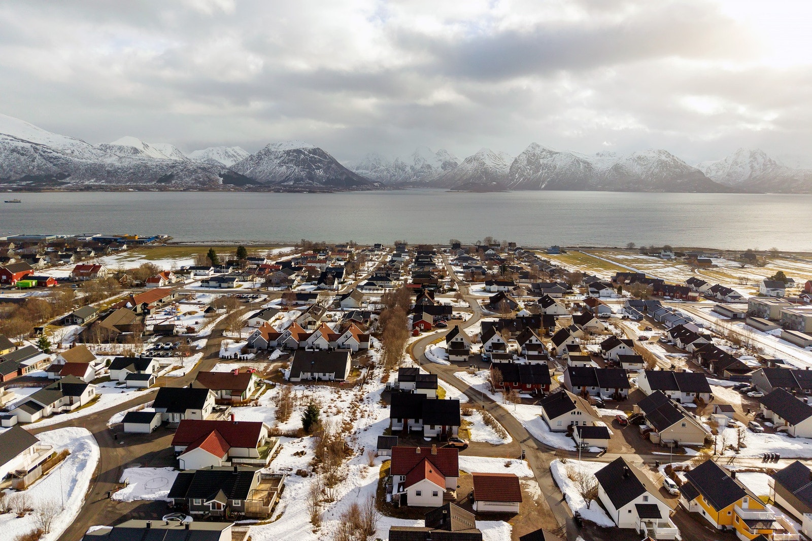 Det er relativt kort vei til sentrum, dagligvarebutikk og skole. Galleribilde