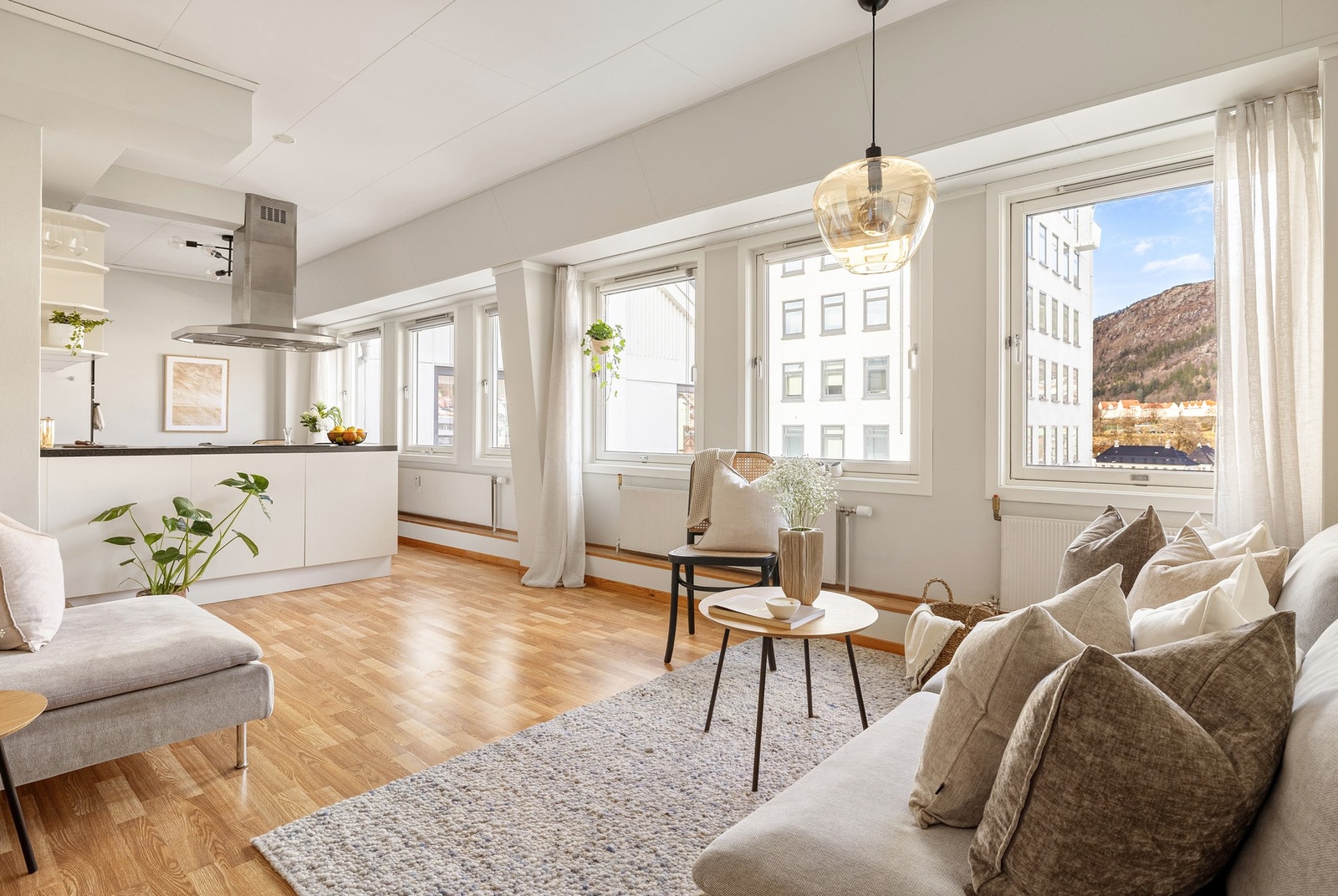 Det er montert rullegardiner på alle vinduene i stuen. Galleribilde