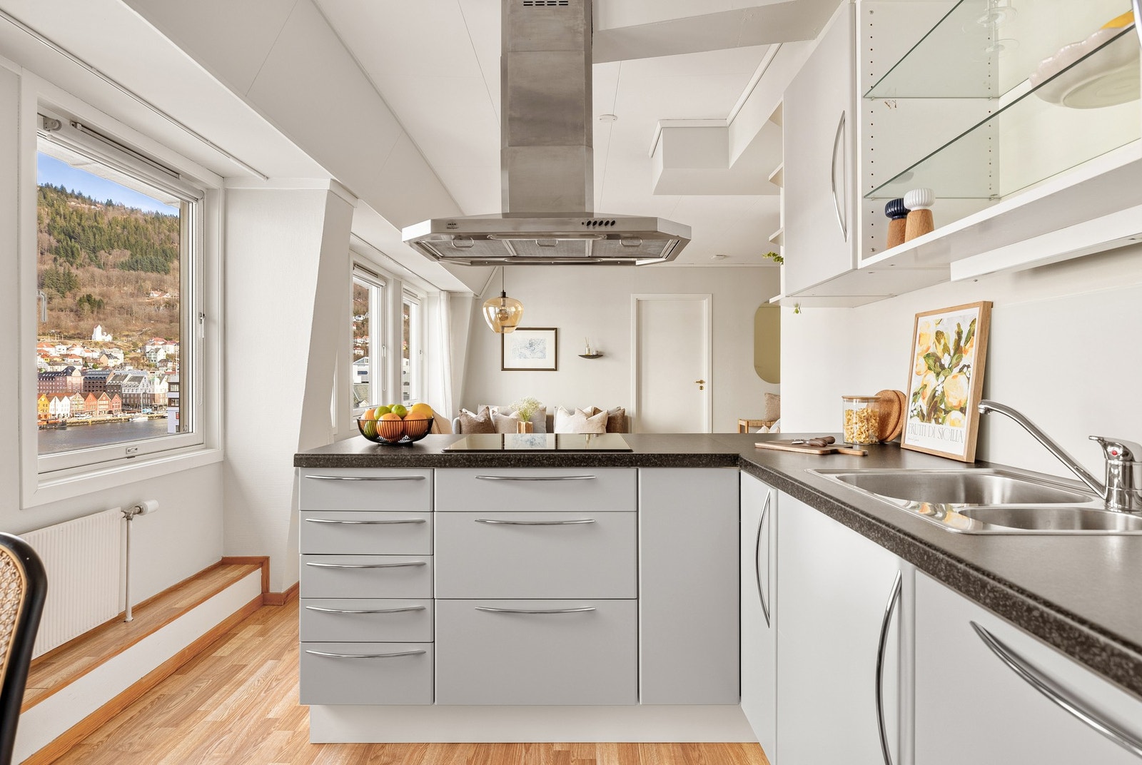 På kjøkkenet er det god skap- og benkeplass. Galleribilde