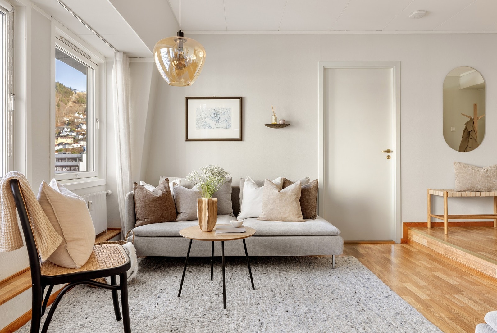 Det er radiator i stue, kjøkken og soverom som sørger for en behagelig innetemperatur. Galleribilde