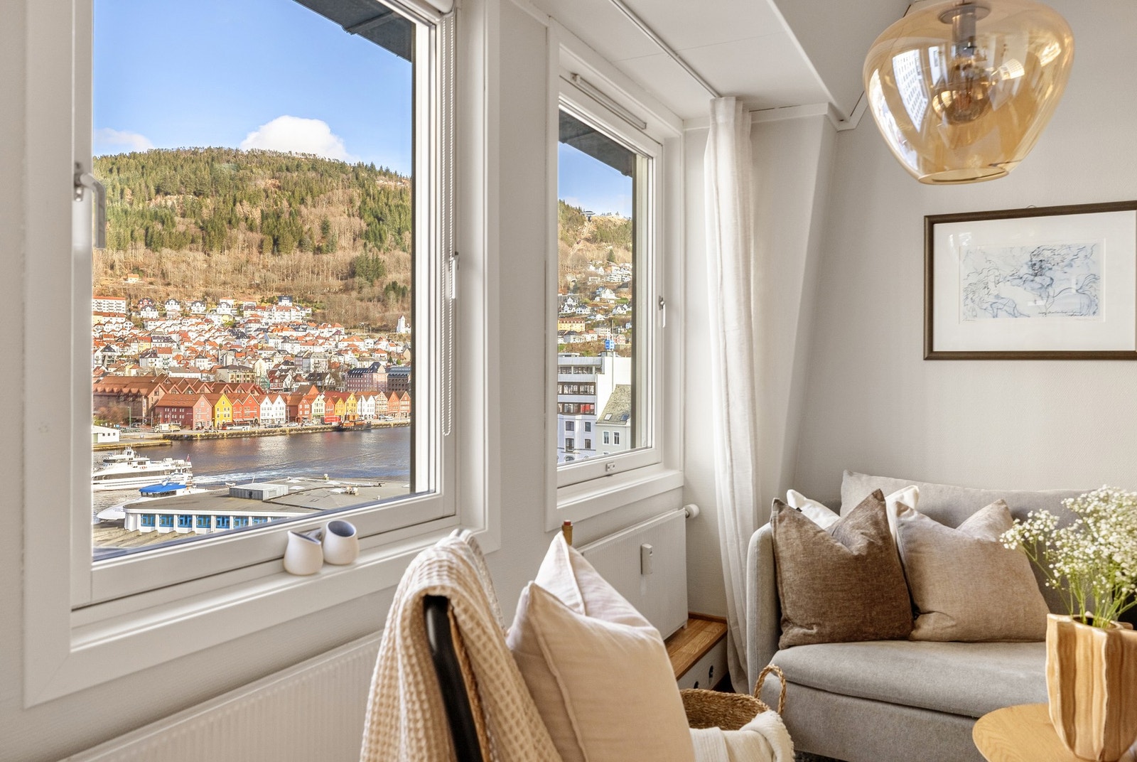 Leiligheten ligger fint til i 8. etasje og har fri og flott utsikt. Galleribilde