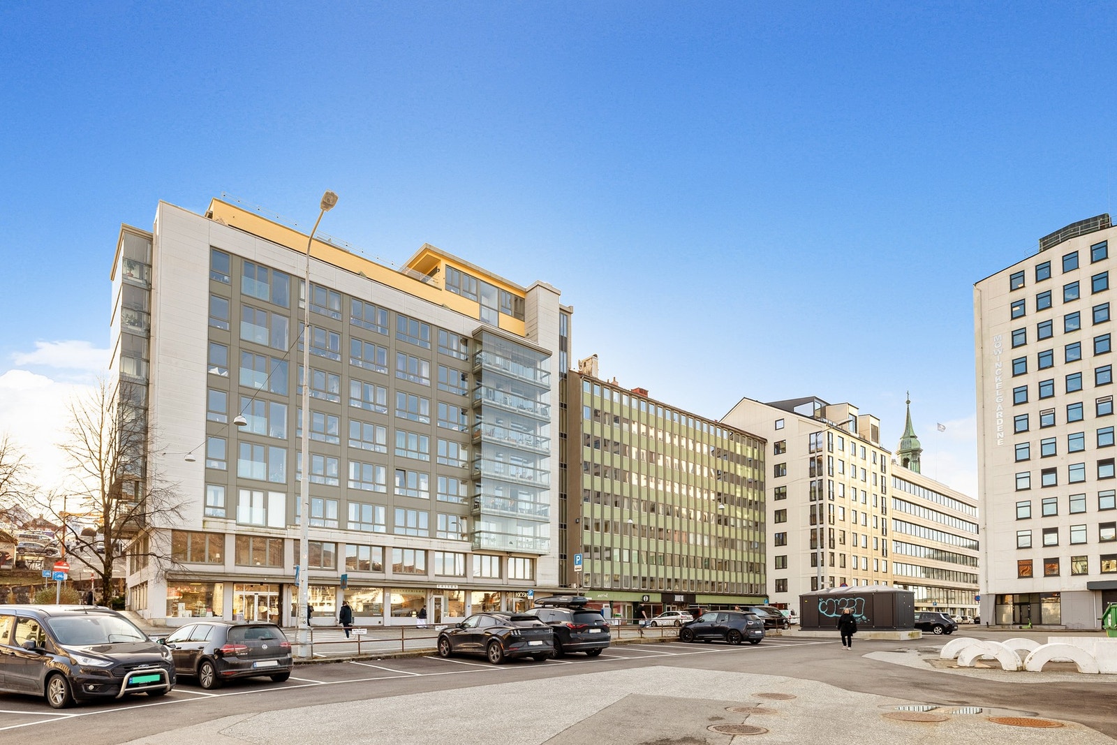 Det er kort vei til dagligvarebutikker, restauranter og treningssentre. Galleribilde