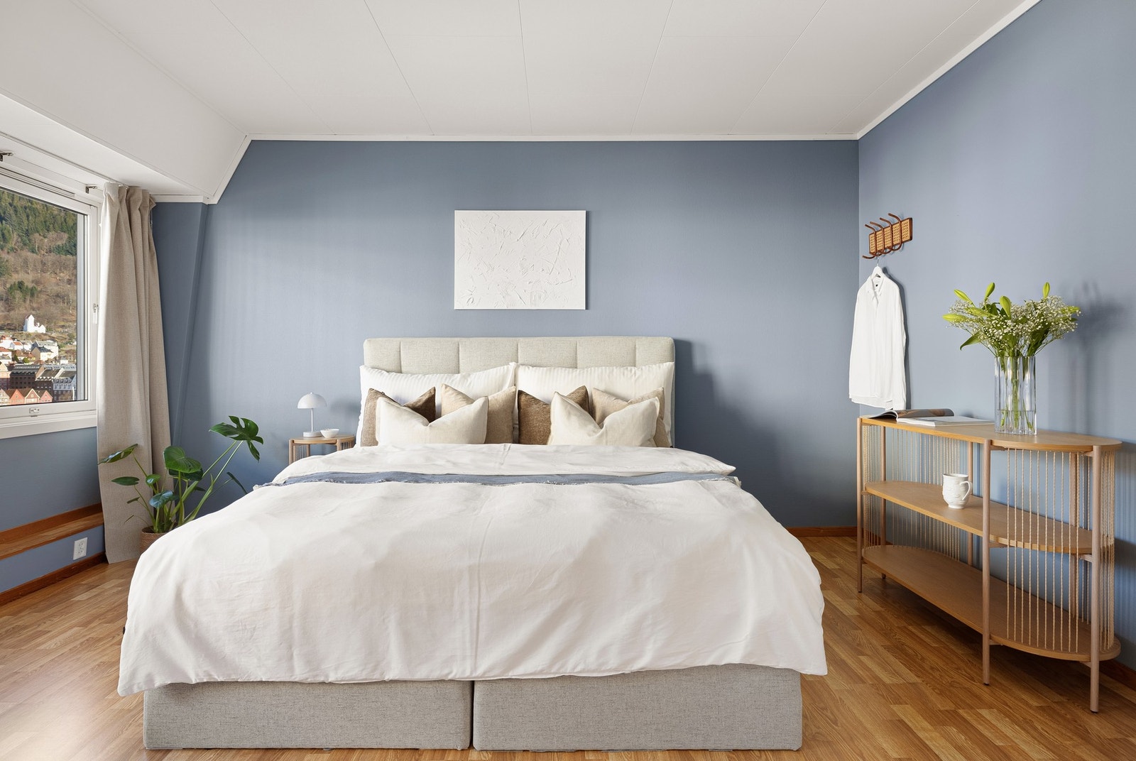 Leiligheten har et stort og fint soverom. Galleribilde