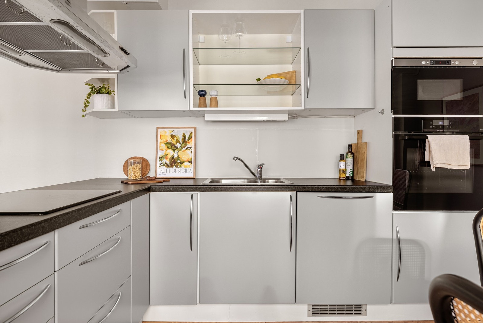 Fint kjøkken med slette fronter og laminat benkeplate med nedfelt vask. Galleribilde