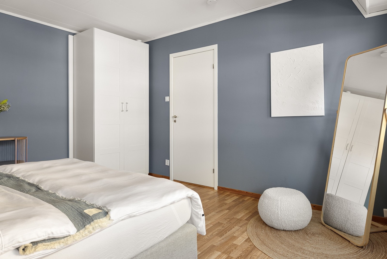 Det er god plass til å innrede med dobbeltseng, garderobe og tilhørende møblement. Galleribilde