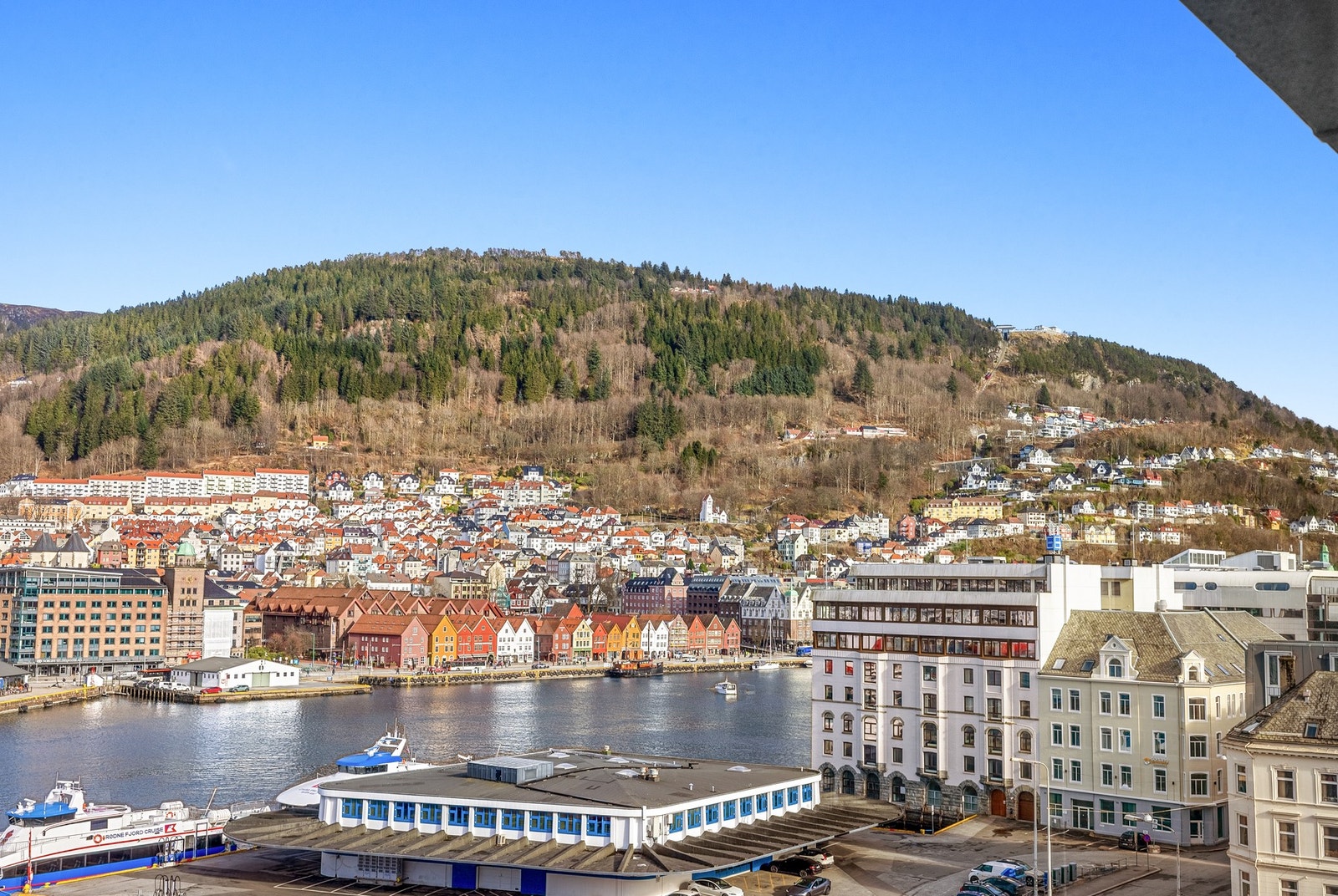 En leilighet med vakker utsikt over Vågen, Bryggen og opp til Fløyen. Galleribilde