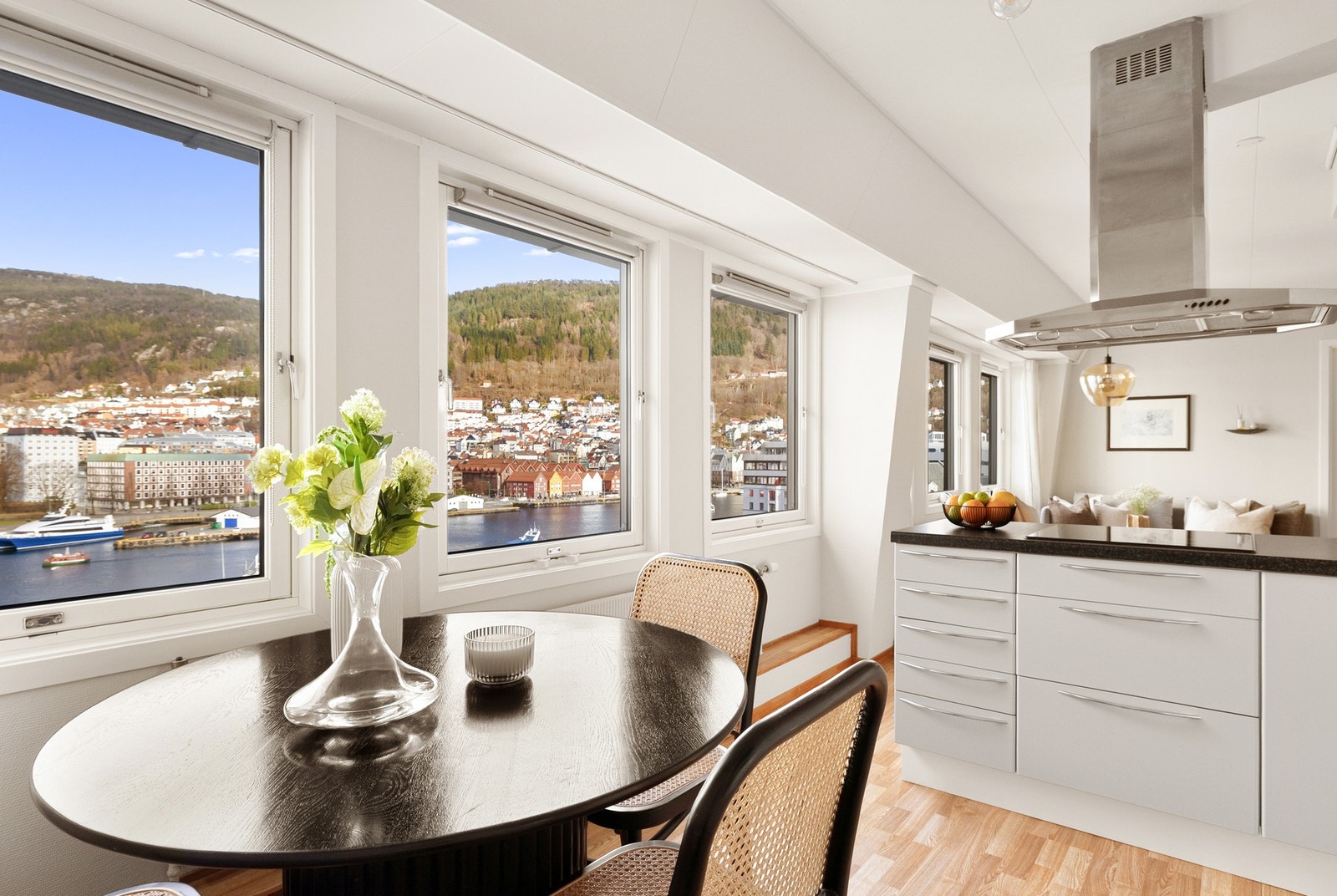 Mekleriet eiendomsmegling v/Joakim Wiik Bjerknes har gleden av å presentere Strandgaten 193. Foto: Fotograf Nathalie Reinholdtsen. Galleribilde