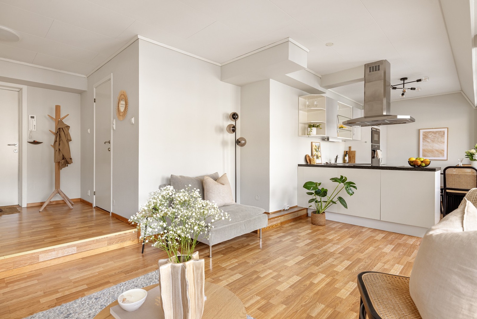 Stue med kjøkken måler til sammen 27,1 kvm. Galleribilde