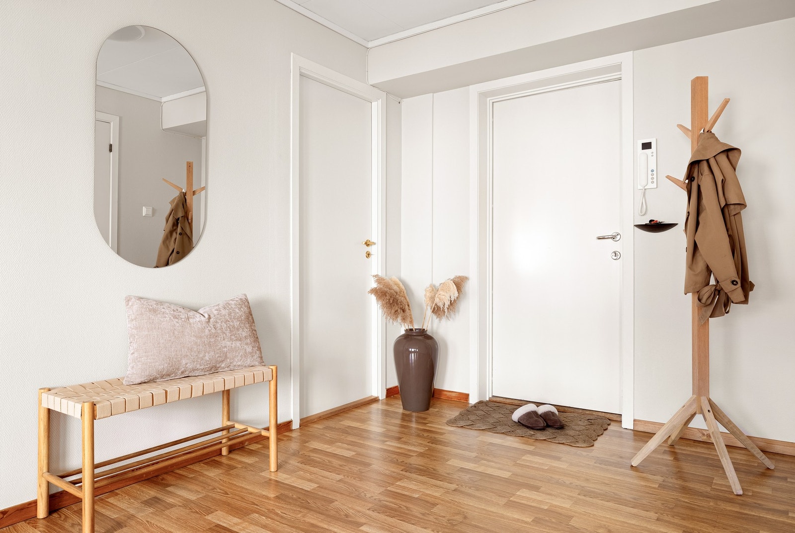 Romslig entré med porttelefon. Galleribilde