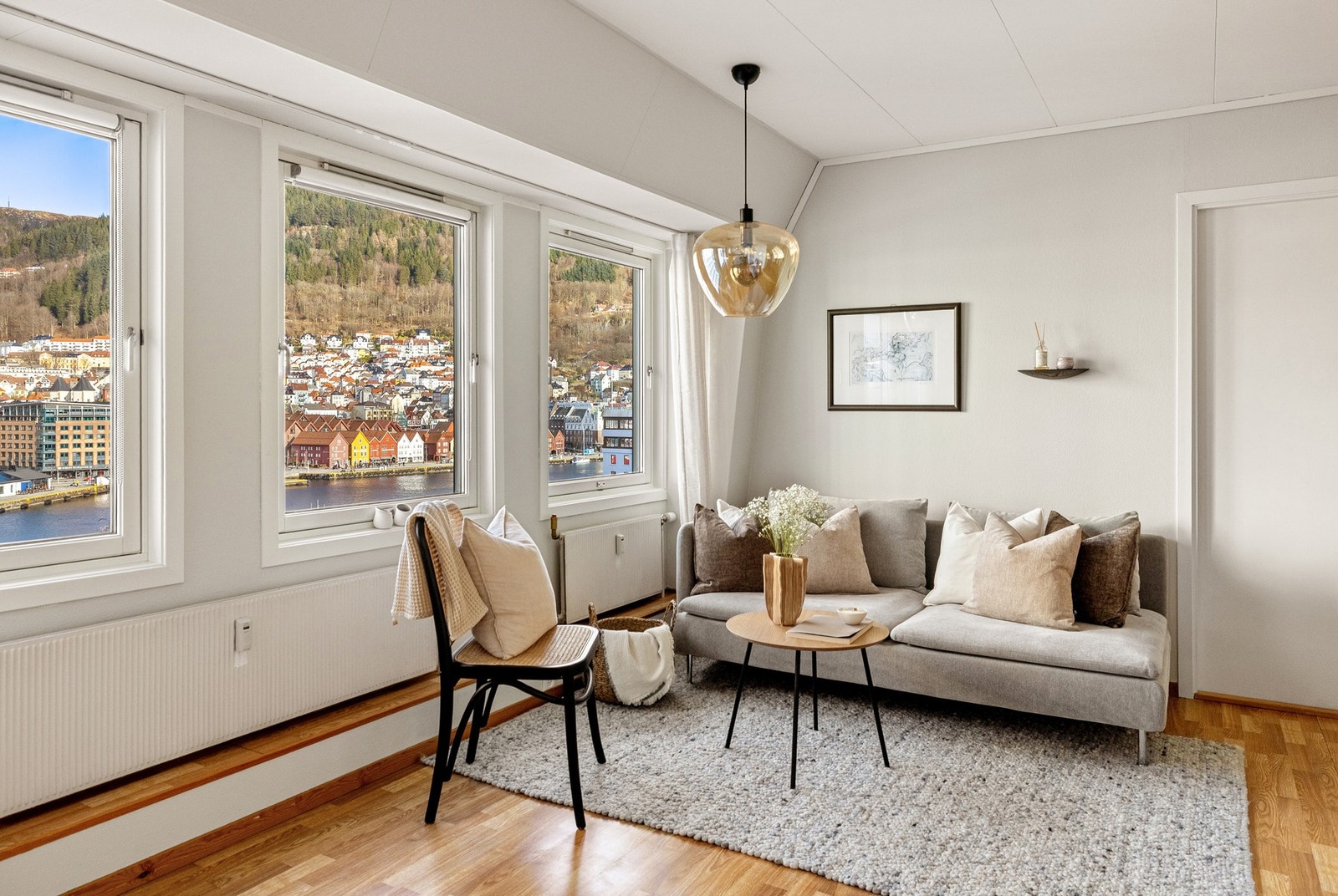 De store vindusflatene i stuen sørger for rikelig med naturlig lysinnslipp. Galleribilde