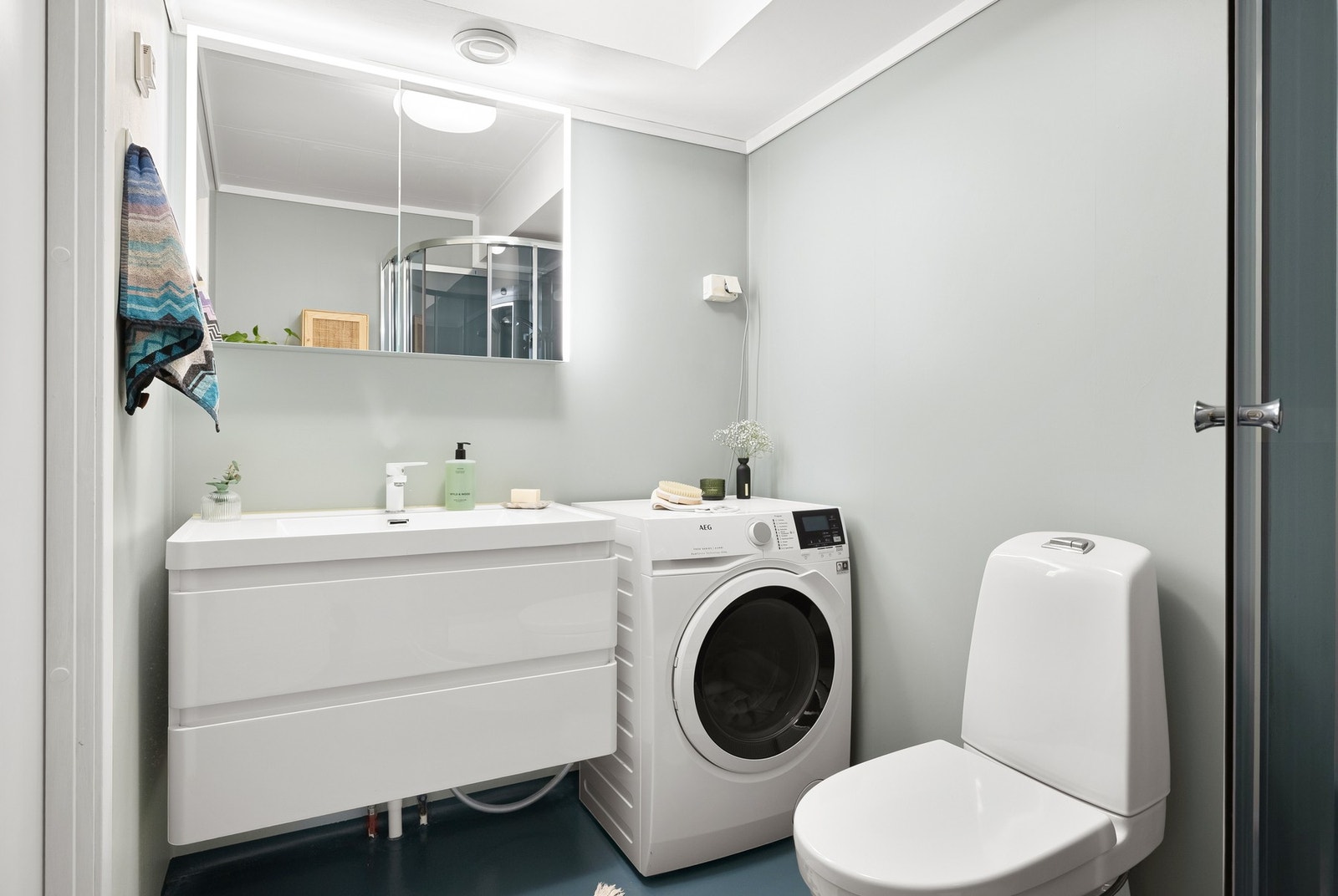 Det er opplegg for vaskemaskin på bad. I dag står det en kombinert vaskemaskin og tørketrommel som kan medfølge. Galleribilde