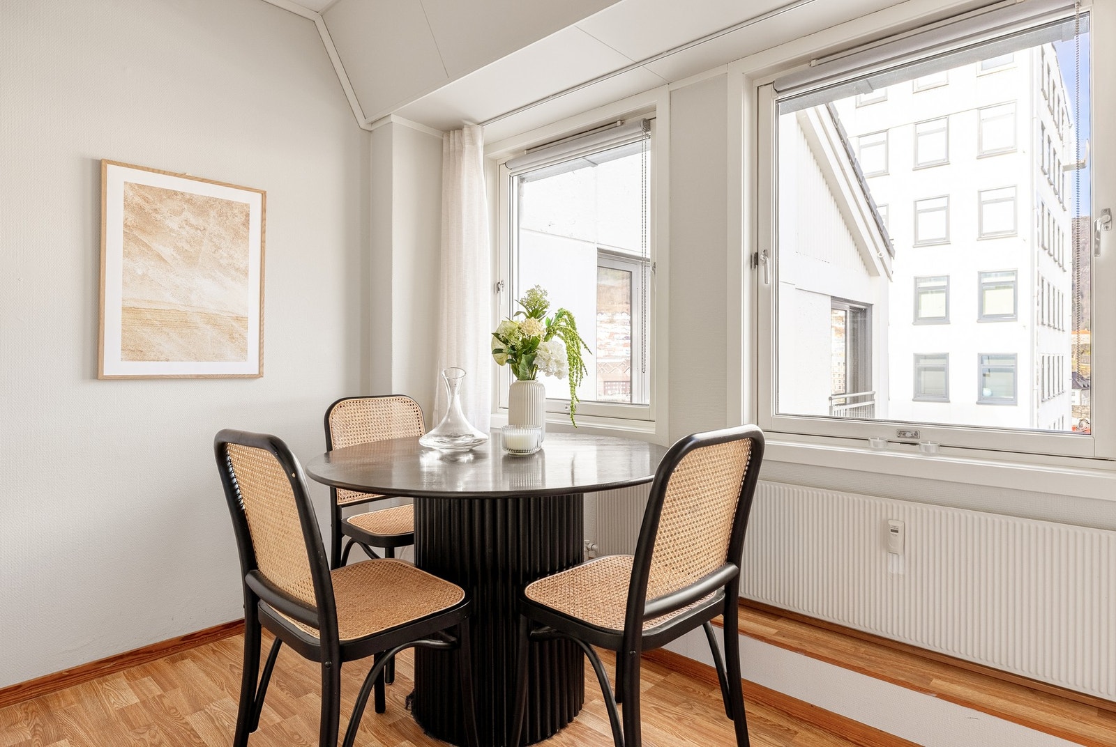 På kjøkkenet er det plass å møblere med et lite spisebord. Galleribilde