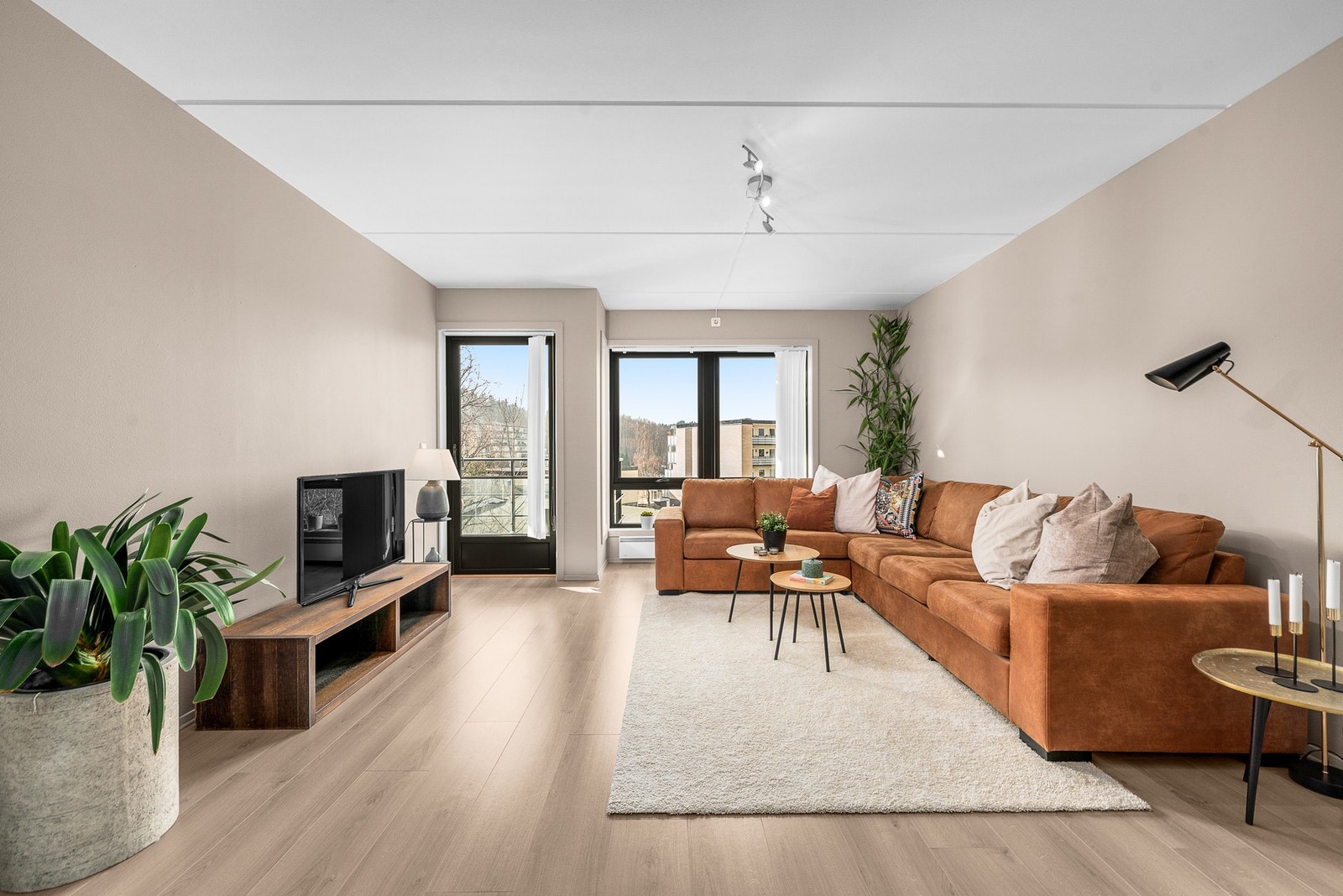 Lys og luftig stue med store vinduer som slipper inn rikelig med naturlig lys. Galleribilde